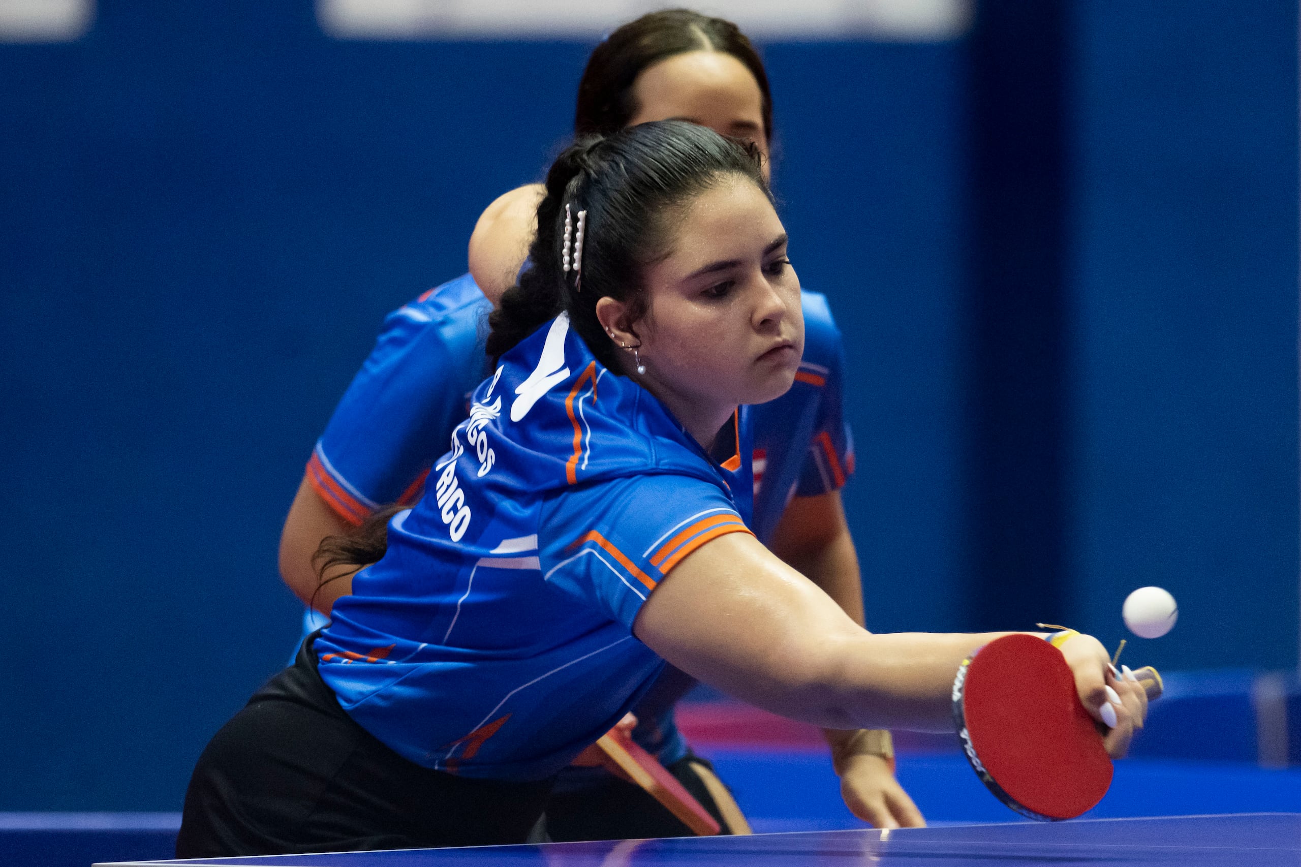 Brianna Burgos acá devuelve un ataque de su rival.
