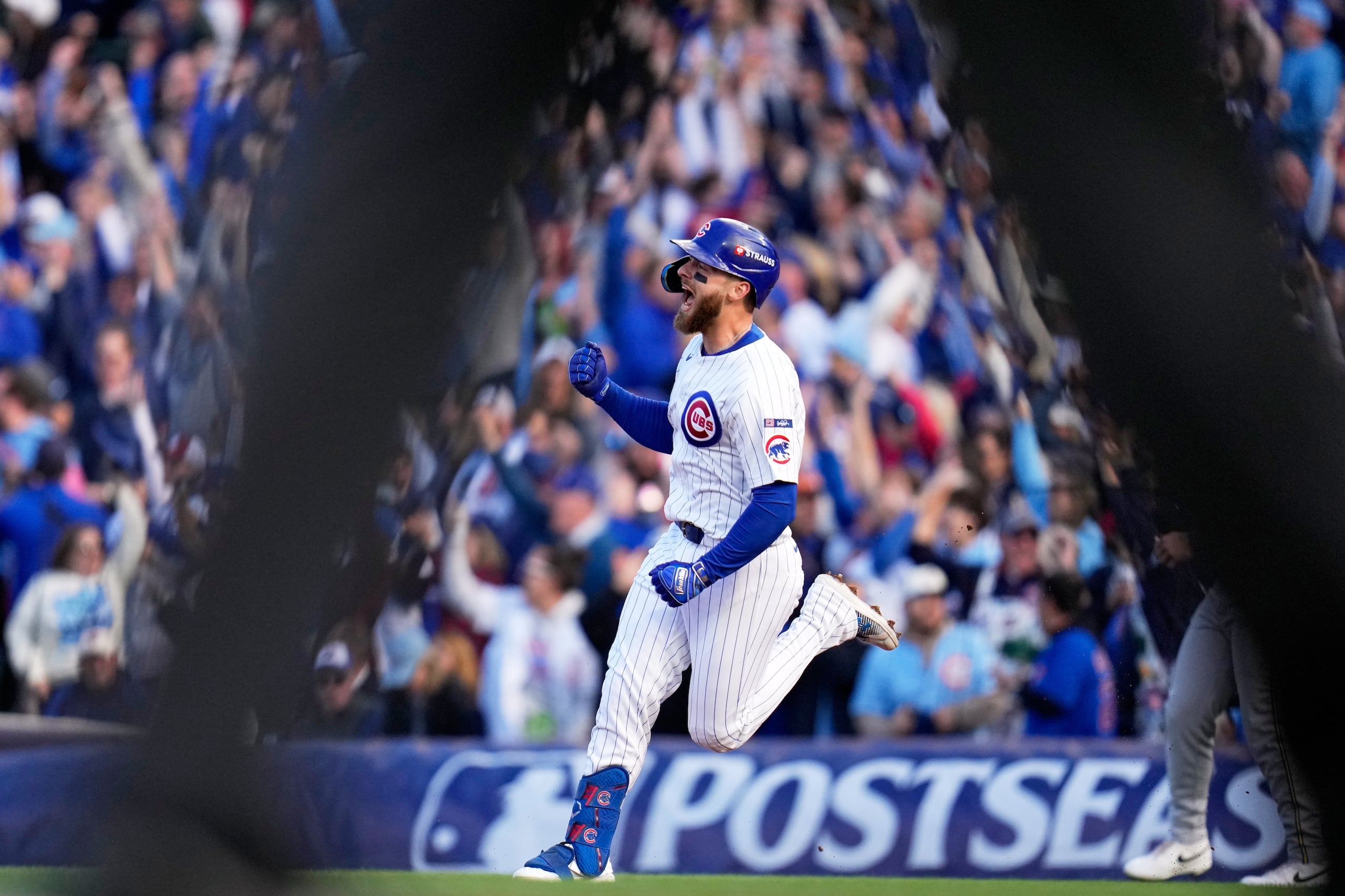 Michael Busch, de los Cubs de Chicago, celebra tras batear un jonrón ante los Brewers de Milwaukee en el tercer juego de la Serie Divisional de la Liga Nacional.