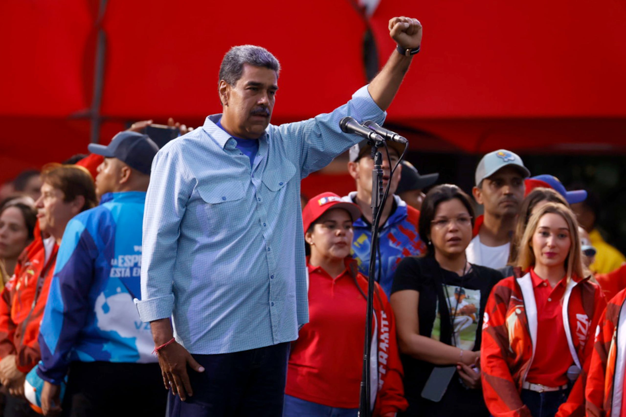 Durante el acto, Maduro prometió la construcción de 500 mil viviendas durante el próximo sexenio, si prevalece en la contienda electoral.
