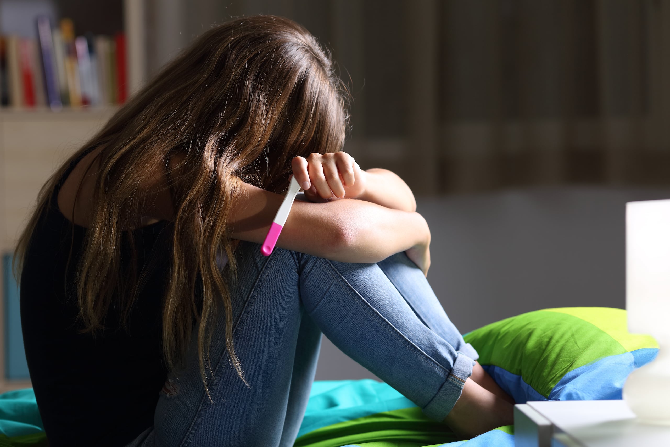 Estas agencias intervienen a favor de una adolescente embarazada sólo cuando reciben referidos de posible maltrato de menores o pedidos de asistencia.