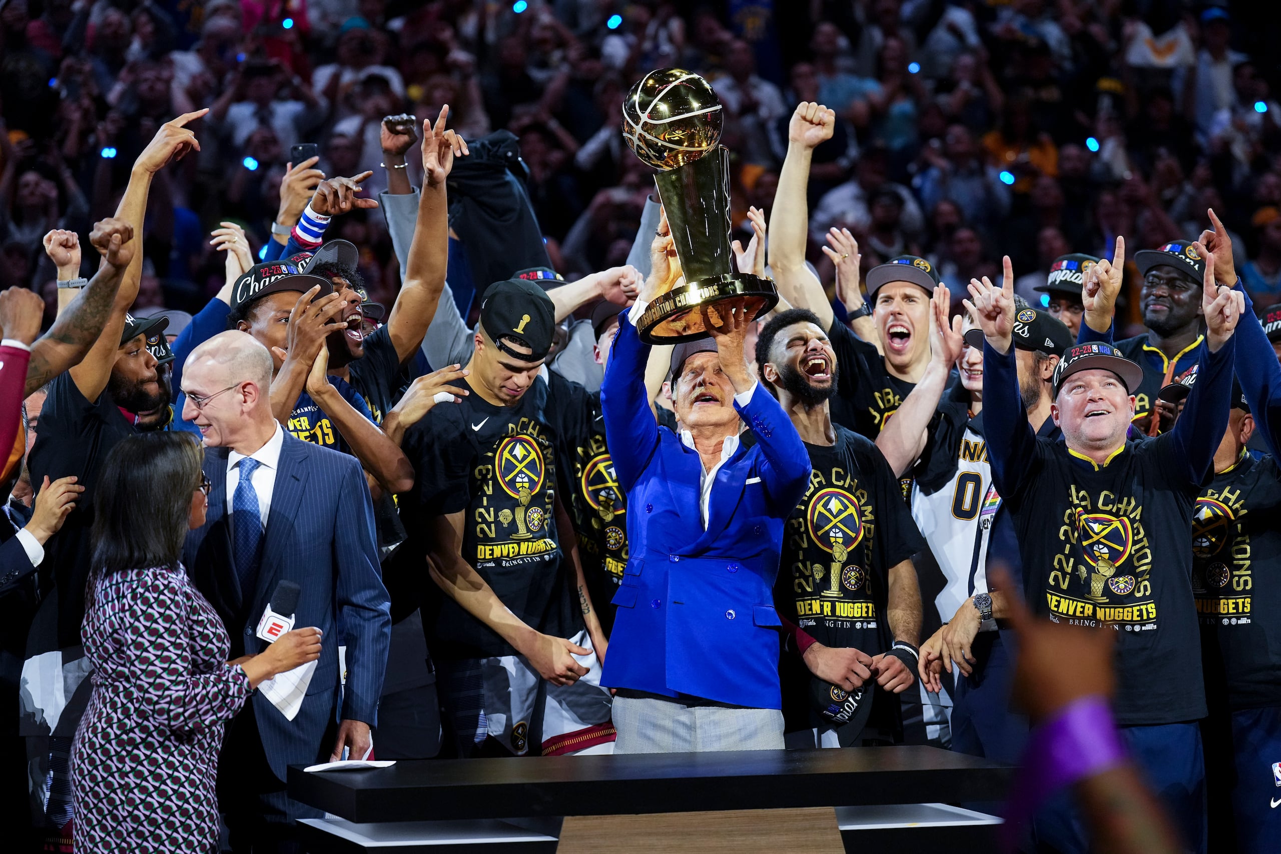 El dueño de los Nuggets, Stan Kroenke, sostiene el trofeo Larry O'Brien que certifica a su equipo como el nuevo campeón de la NBA.