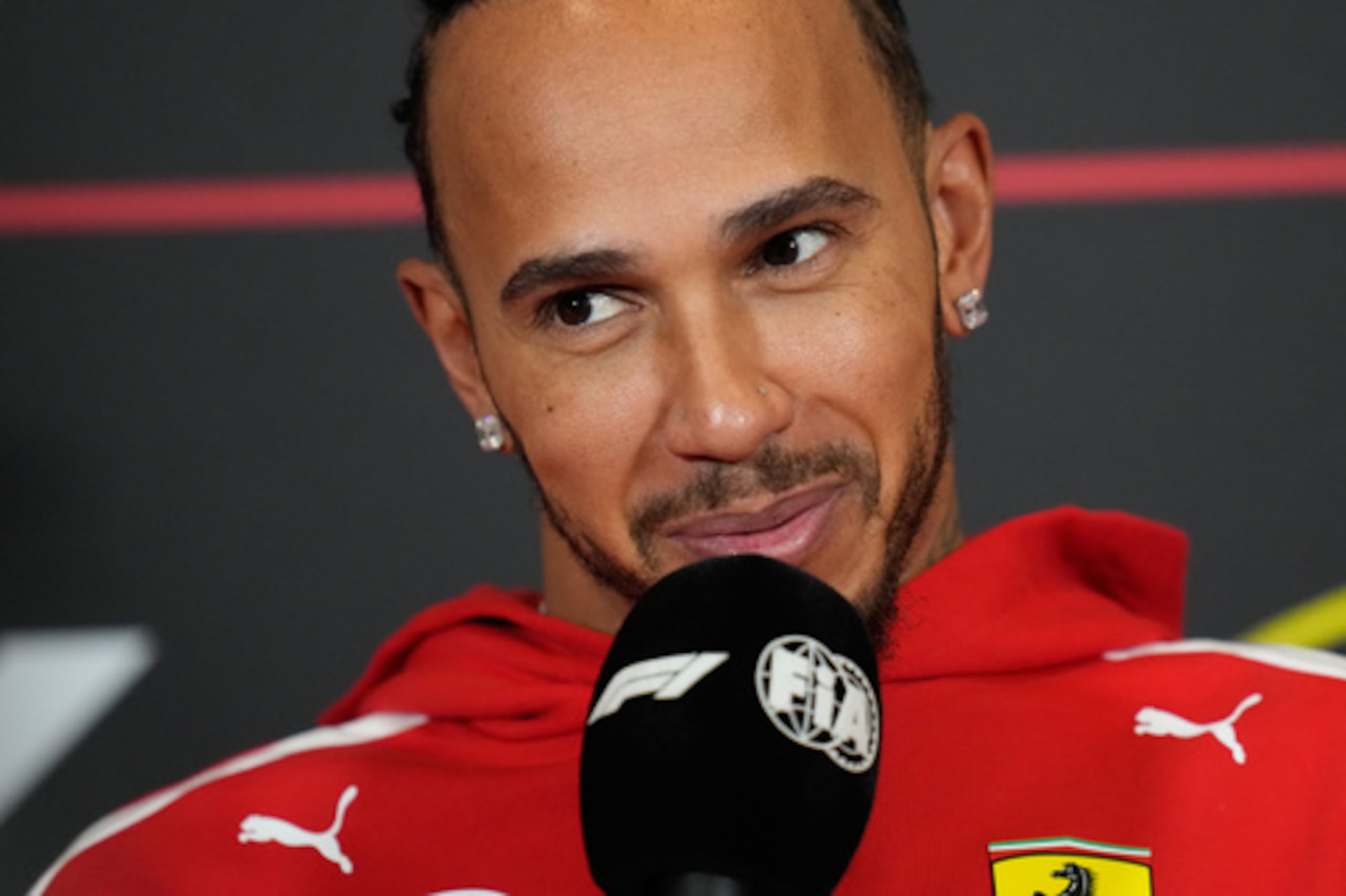 El piloto británico de Ferrari, Lewis Hamilton, asiste a una rueda de prensa previa al Gran Premio de Gran Bretaña de Fórmula 1, en Silverstone, Inglaterra, el jueves 2 de julio de 2026. (Foto AP/Darko Bandic)