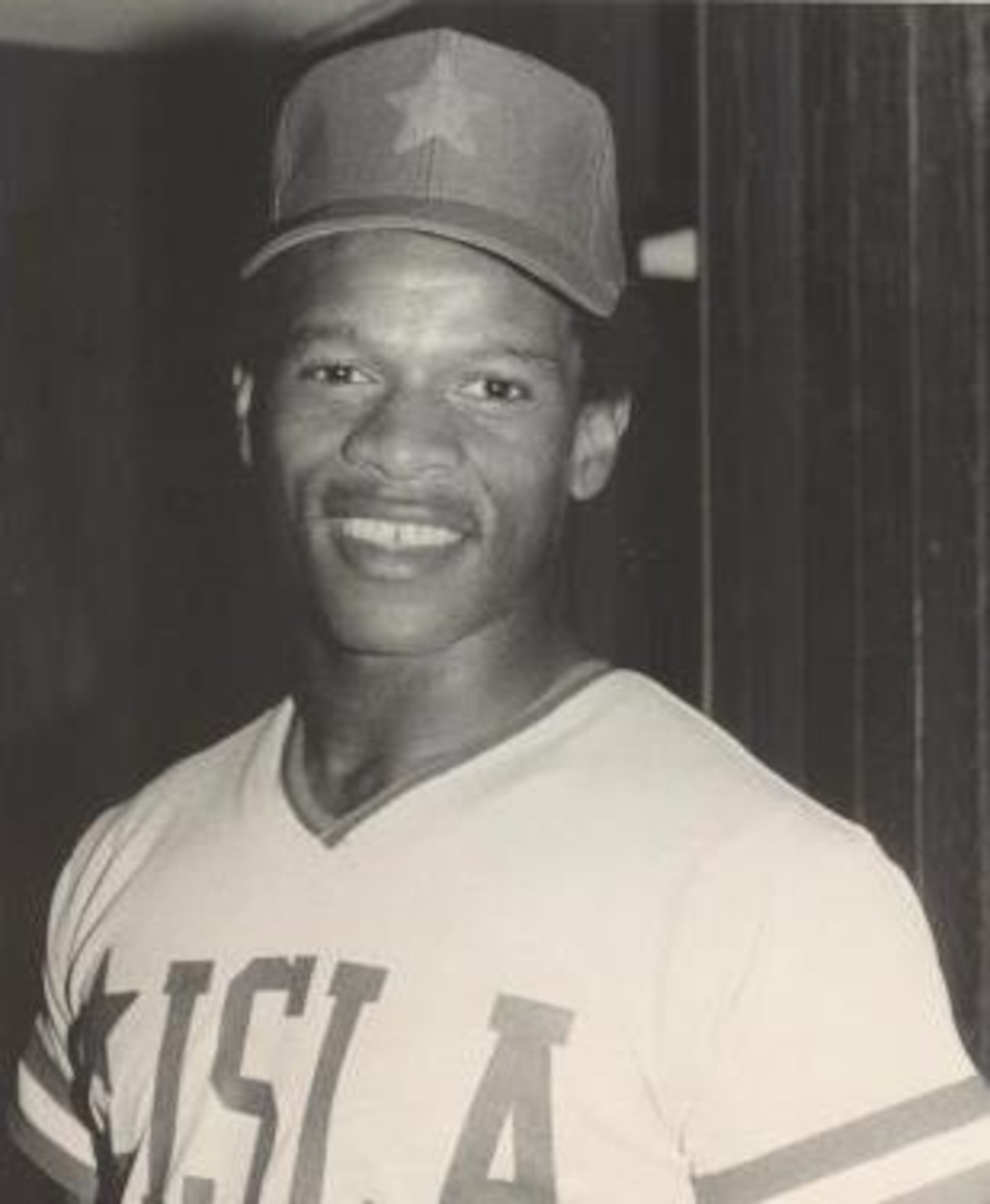 Ricky Henderson aparece aquí, en esta foto compartida por el historiador Jorge Colón Delgado, en uniforme del Equipo Isla para el Juego de Estrellas el 6 de enero del 1981.