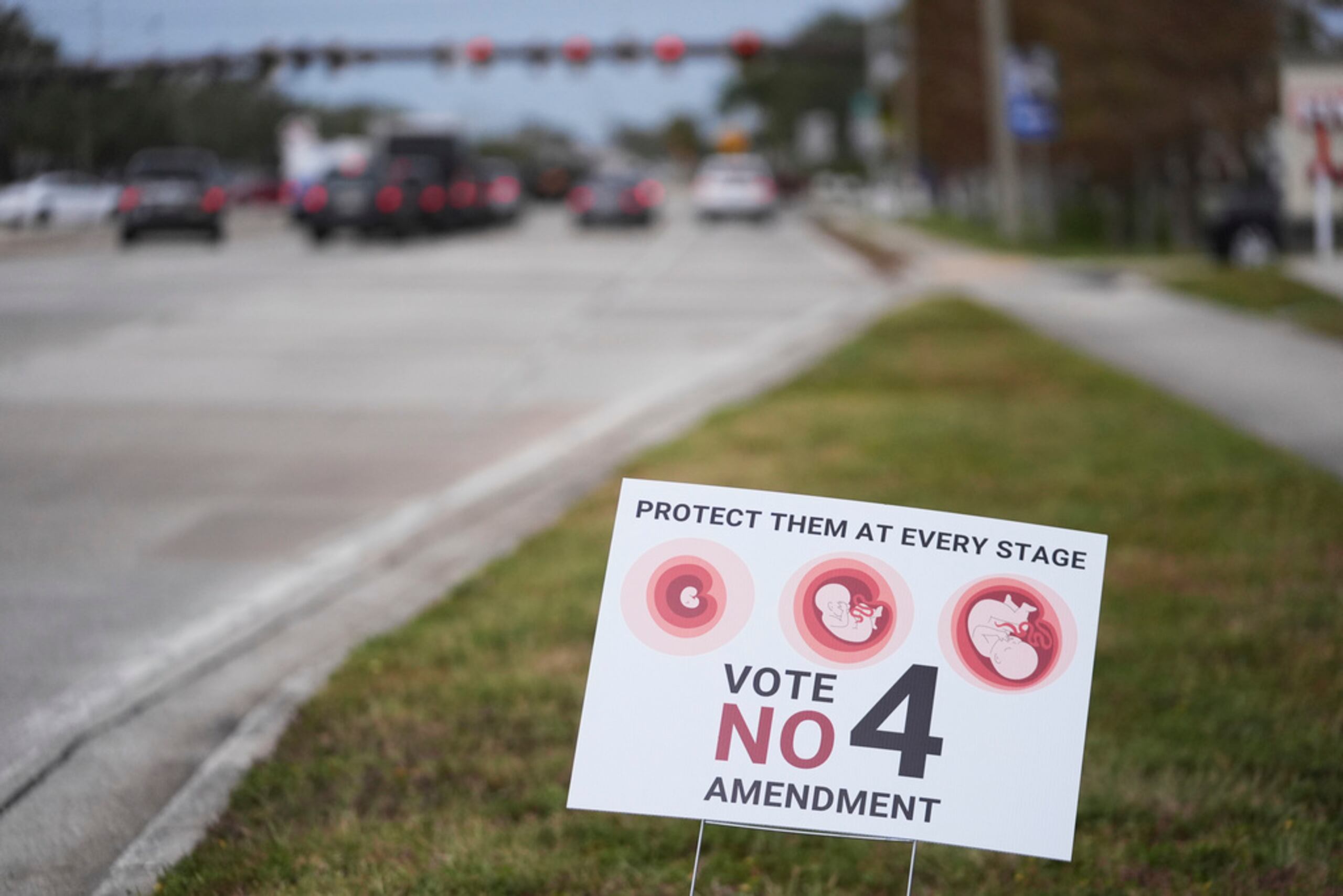 Un letrero junto a una avenida alienta a los habitantes de Florida a votar "no" a la Enmienda 4, que consagraría el derecho al aborto en el estado, el 5 de noviembre de 2024, en St. Petersburg, Florida.