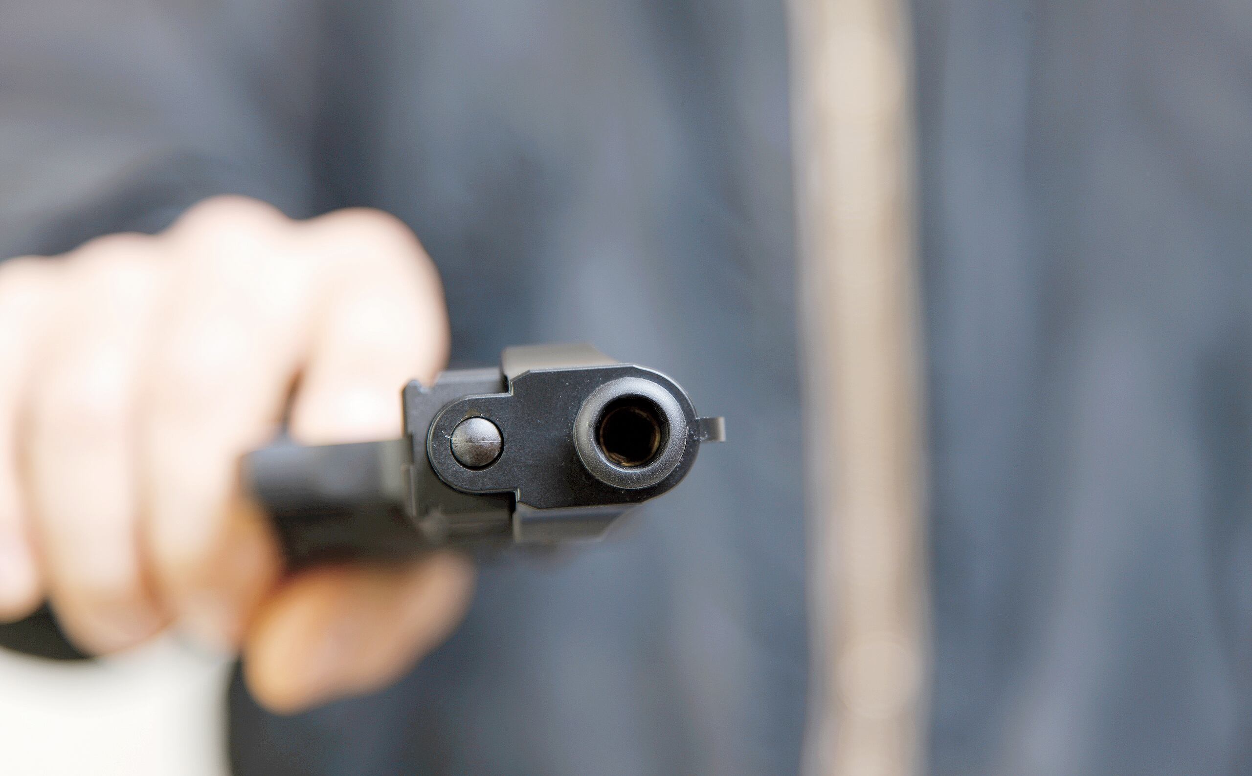 Como no tenías las llaves del vehículo, lo golpearon en la cabeza y se apropiaron del sobre que contenía dinero.