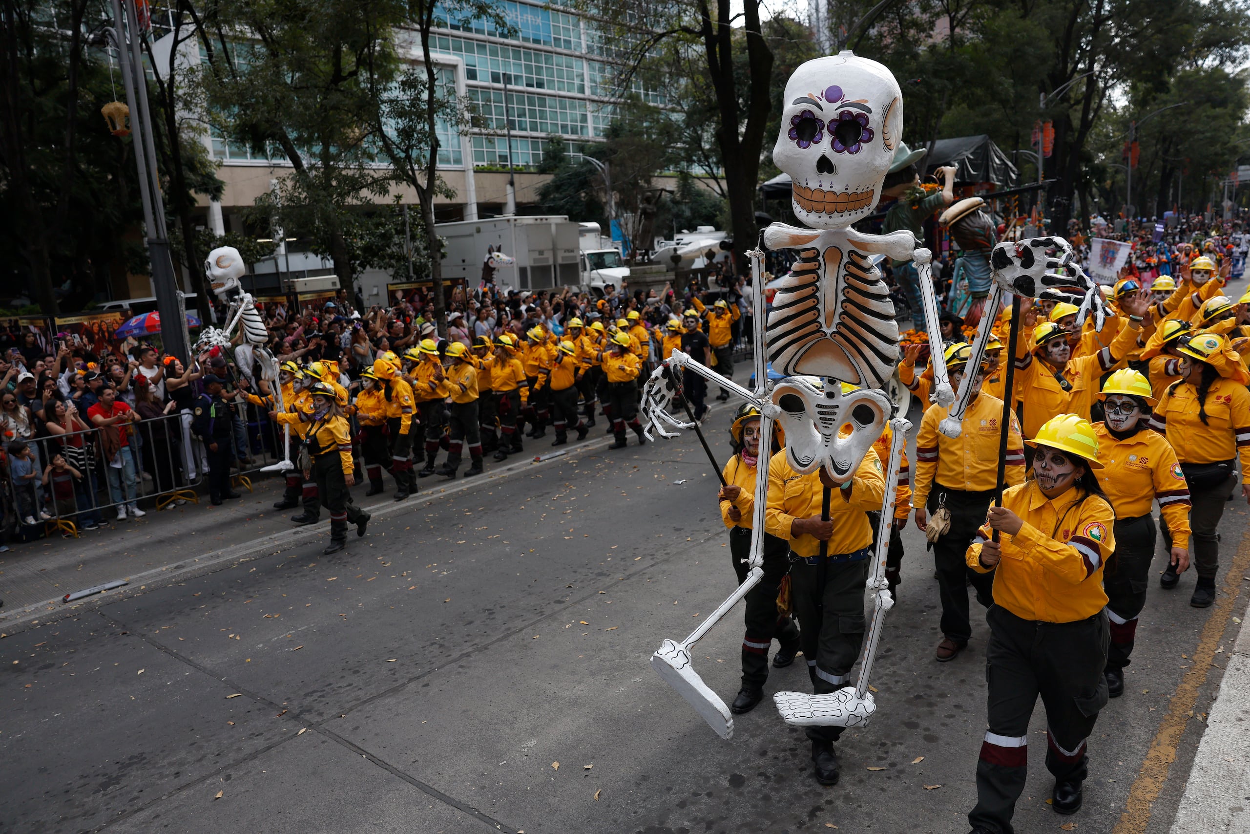 Personas participan en el desfile del Día de Muertos este 1 de noviembre de 2025, en Ciudad de México (México). EFE/ Sáshenka Gutiérrez
