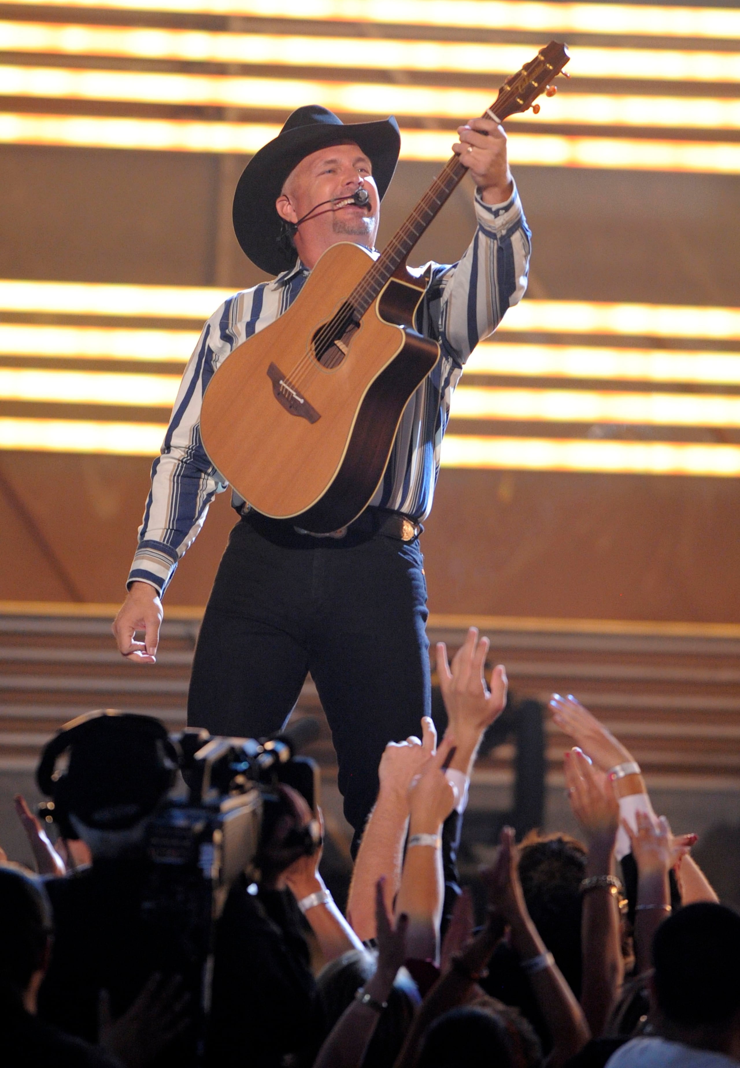 La mujer alega que el asalto ocurrió cuando viajó de Nashville a Los Ángeles con Brooks, quien estaba actuando con el cantante de soul Sam Moore en un homenaje a Moore en los Premios Grammy en octubre de 2019.