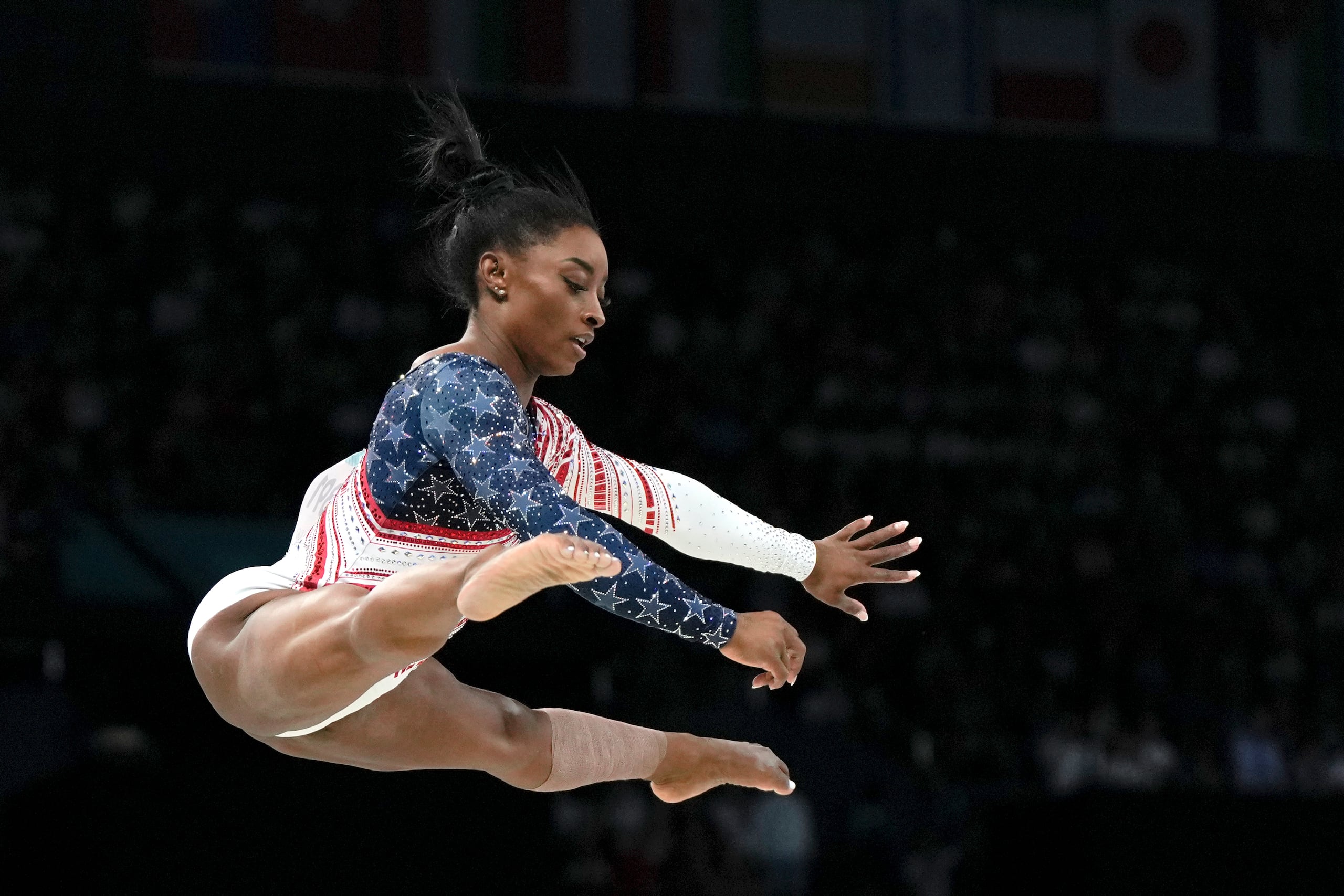 La estadounidense Simone Biles realiza su rutina en la viga de equilibrio en los Juegos Olímpicos de París, el martes 30 de julio de 2024 (AP Foto/Francisco Seco)