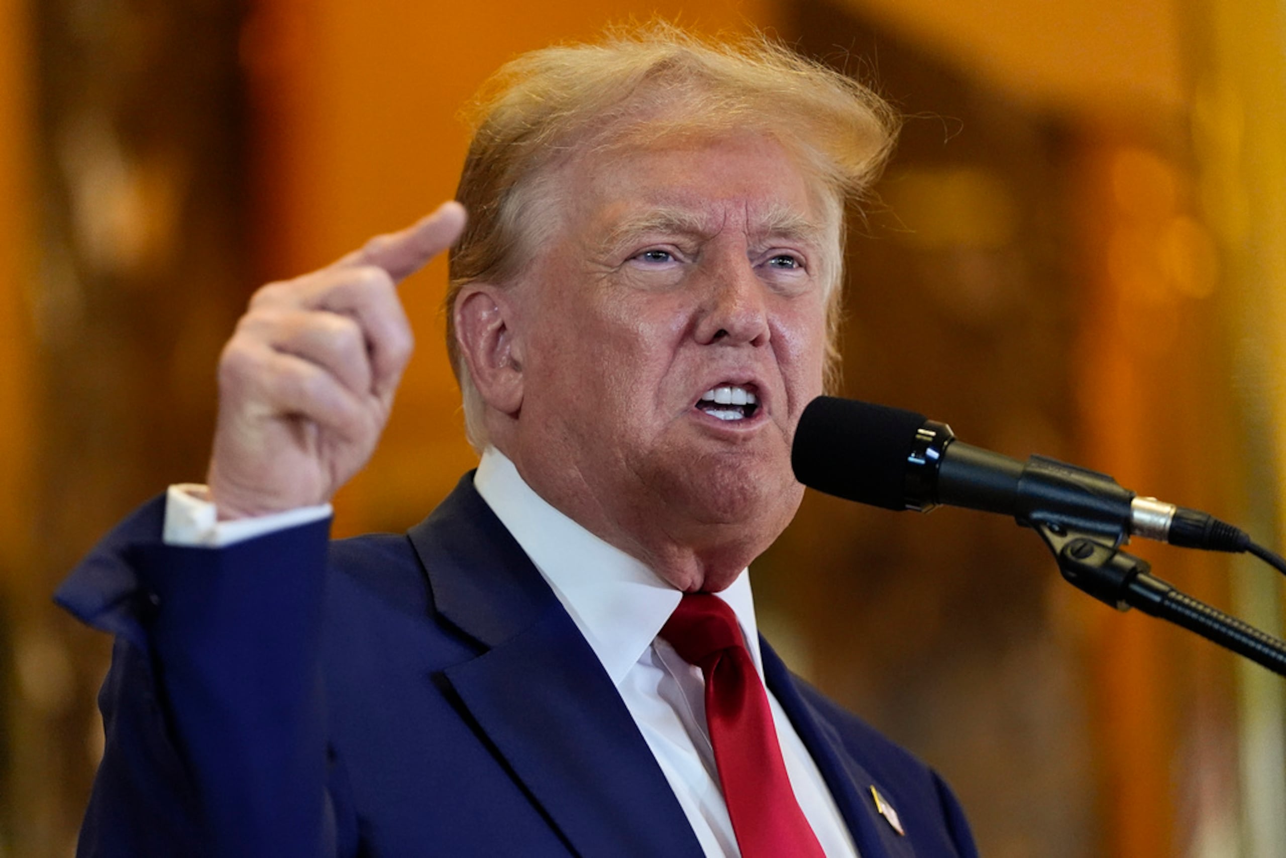 El expresidente Donald Trump habla en conferencia de prensa en la Trump Tower, el viernes 31 de mayo de 2024, en Nueva York.