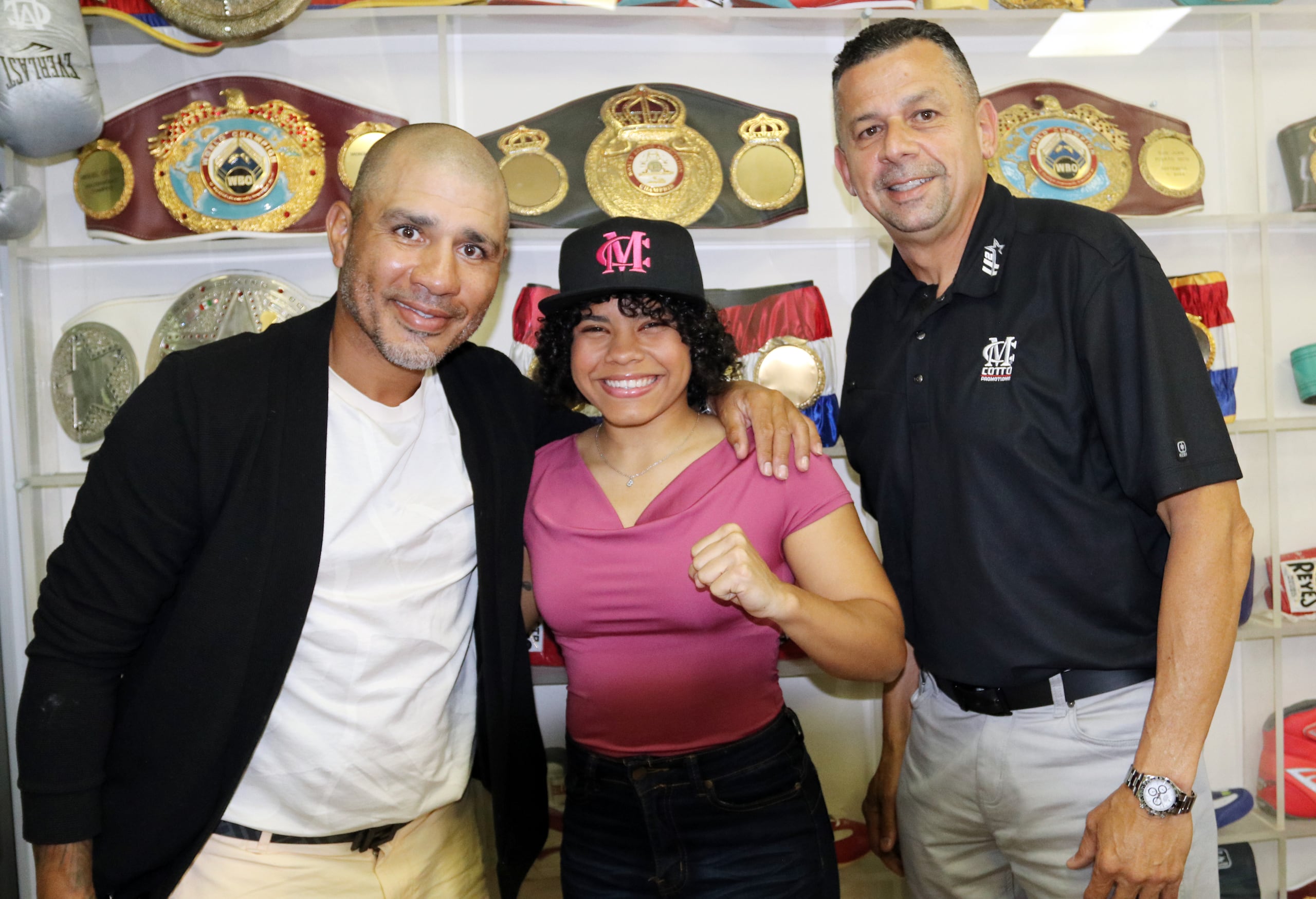 La joven peleadora Belisa López de Jesús firmó su primer contrato como profesional con la compañía del excampeón mundial y miembro del Salón de la Fama del boxeo, Miguel Cotto.