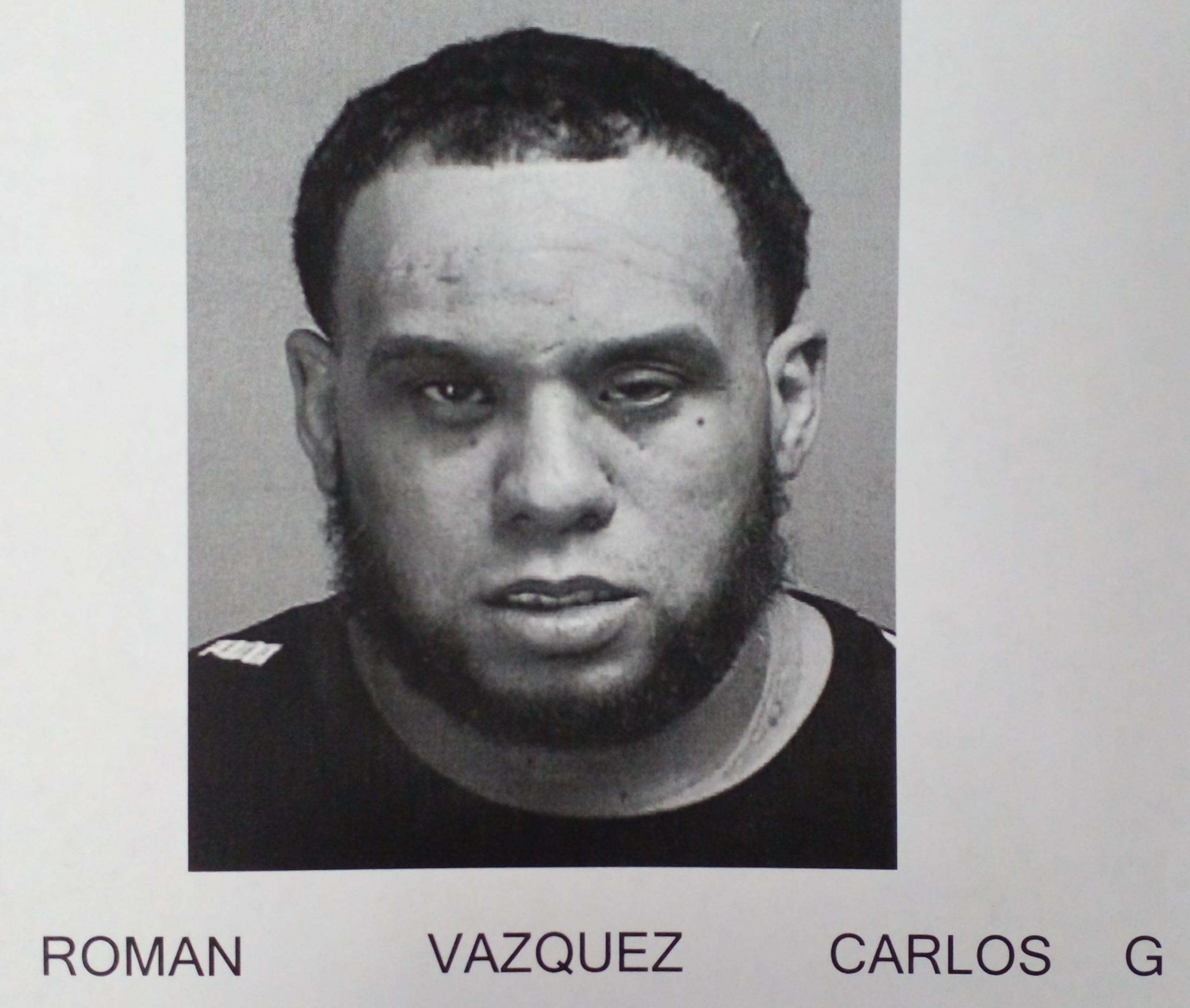 Carlos G. Román Vázquez alias Waka fue arrestado tras ocuparle armas ilegales y por la agresión a una agente en medio de la intervención.