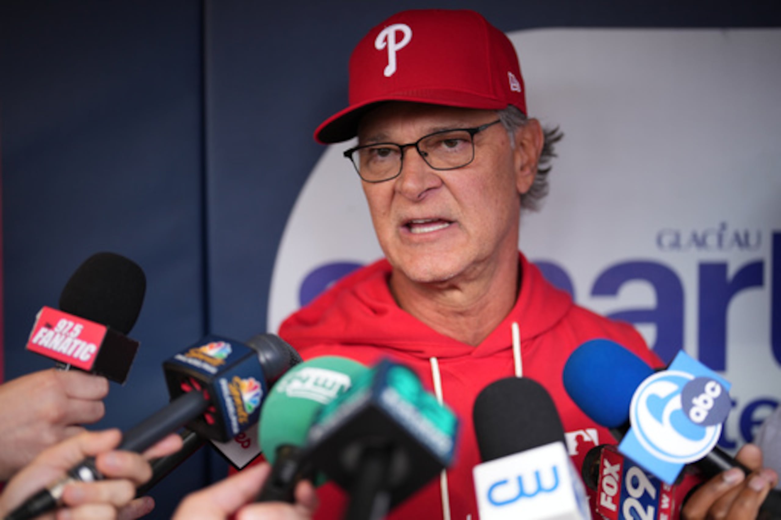 El mánager interino de los Filis de Filadelfia, Don Mattingly, habla durante una rueda de prensa antes de un partido de béisbol contra los Gigantes de San Francisco el martes 28 de abril de 2026, en Filadelfia. (AP Photo/Matt Slocum)