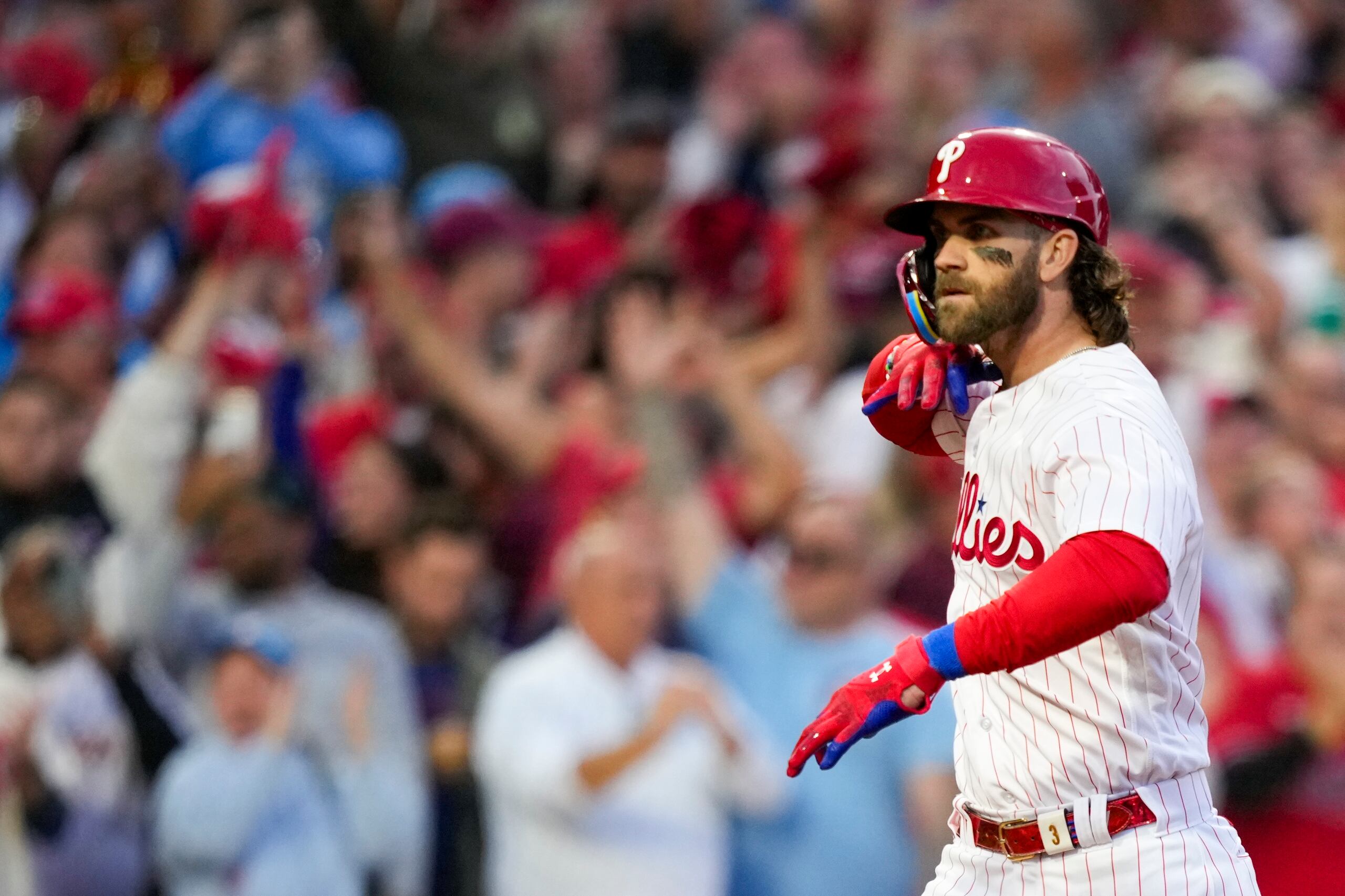 Bryce Harper, de los Phillies de Fialdelfia, después de conectar un jonrón de tres carreras ante los Braves de Atlanta.
