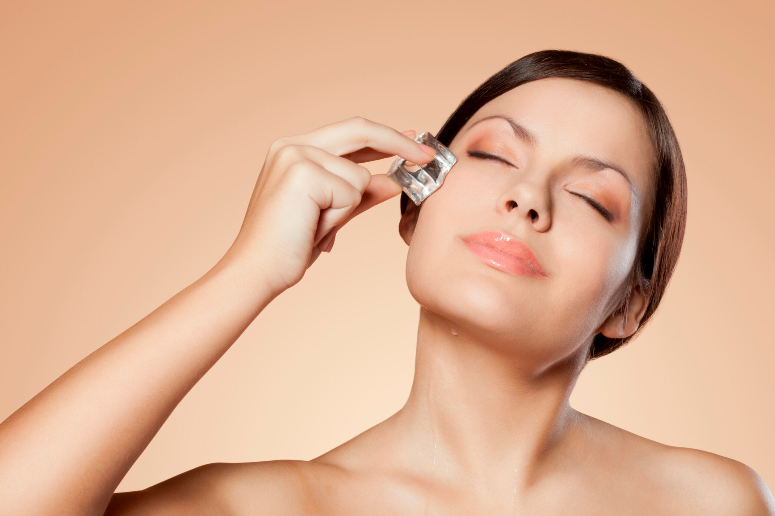 El hielo puede ser el mejor amigo de tu piel si lo dejas actuar de manera adecuada. (Foto; Archivo)