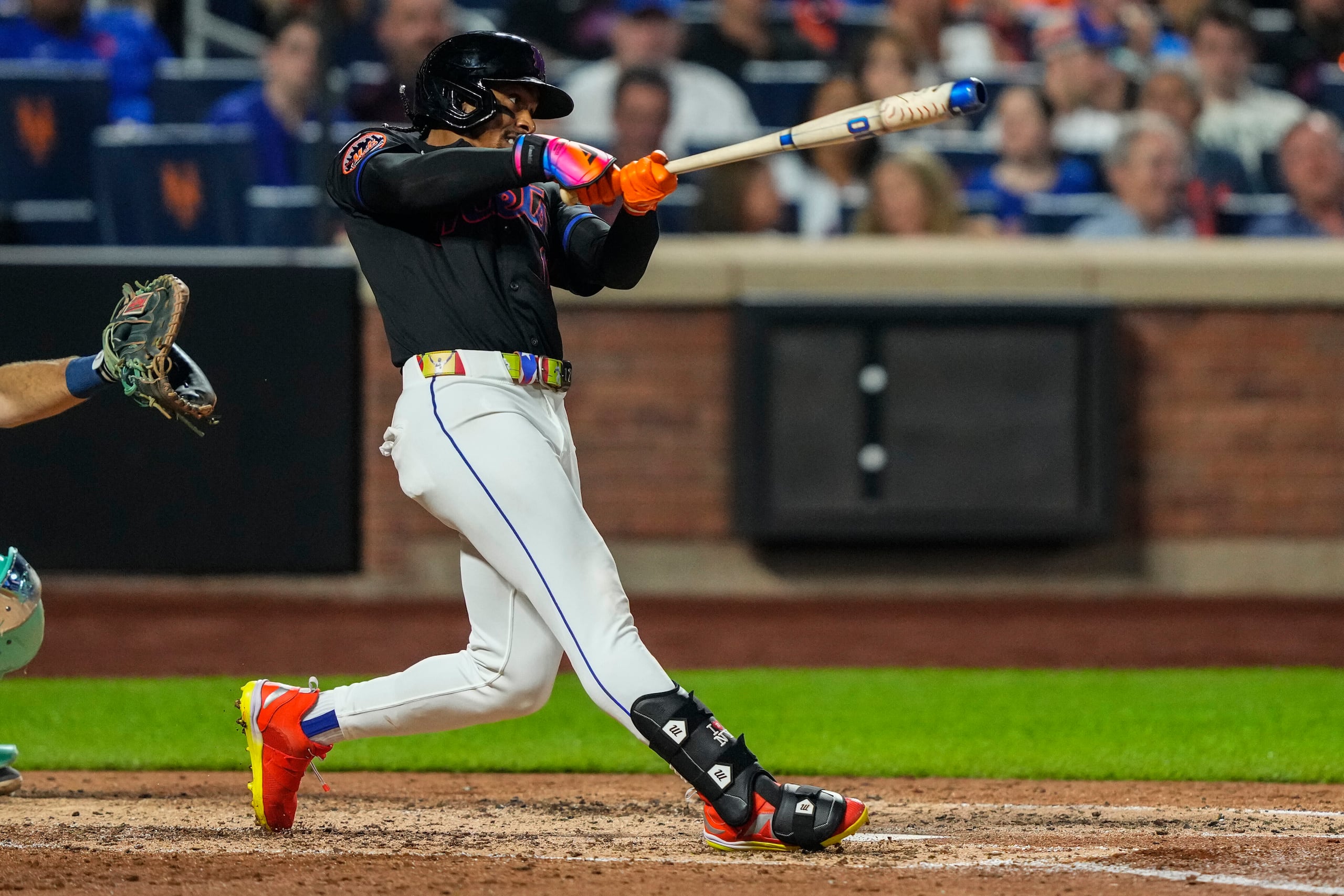 Francisco Lindor, de los Mets de Nueva York, conecta un cuadrangular de dos carreras en la cuarta entrada ante los Mariners de Seattle.