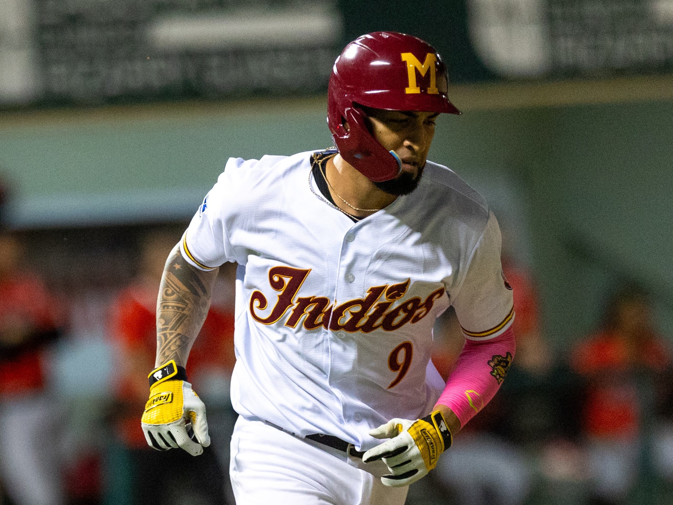 Eddie Rosario estará con los Indios hasta el final de la temporada.