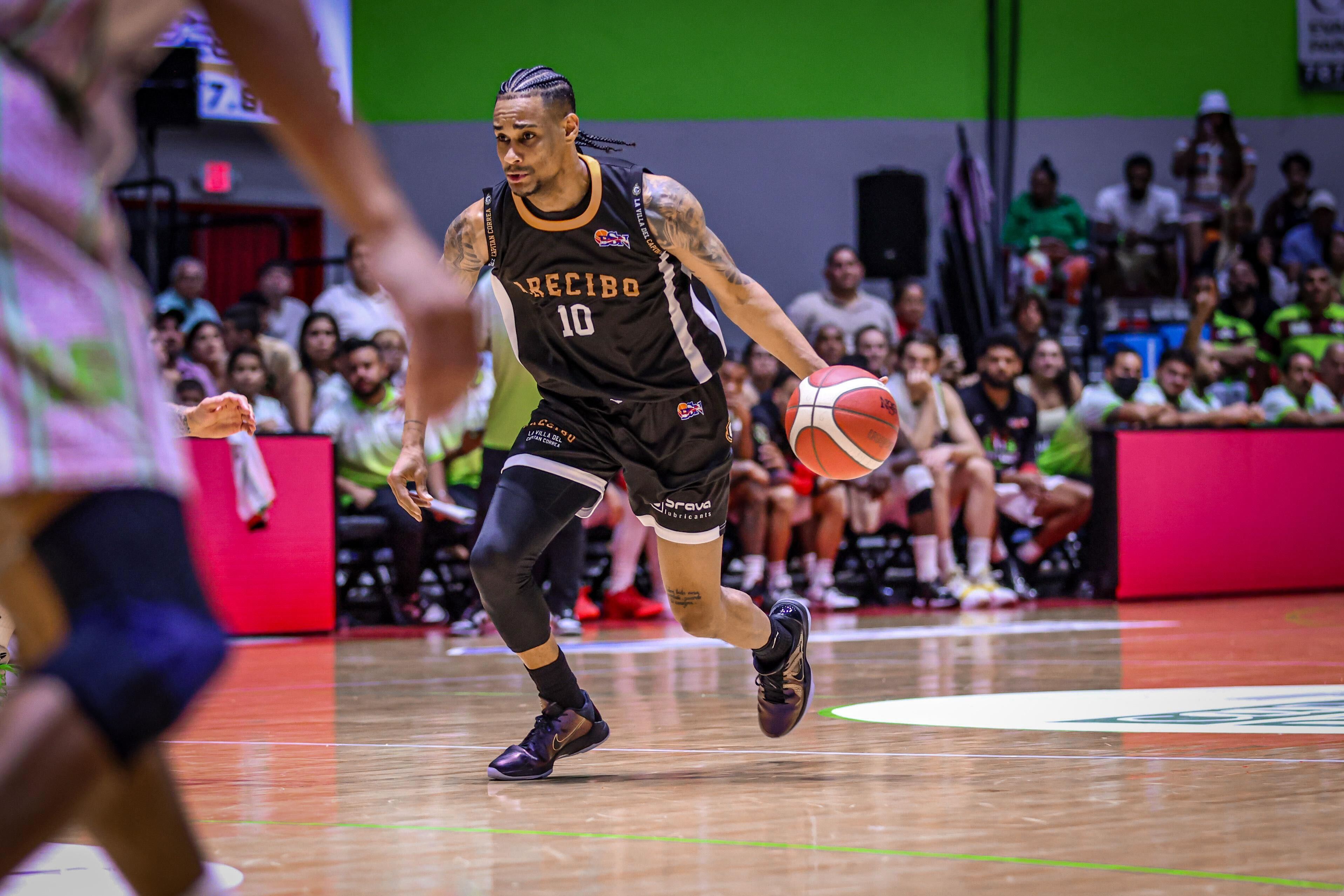 Víctor Liz, de los Capitanes de Arecibo, maneja el balón en el juego contra los Santeros de Aguada.