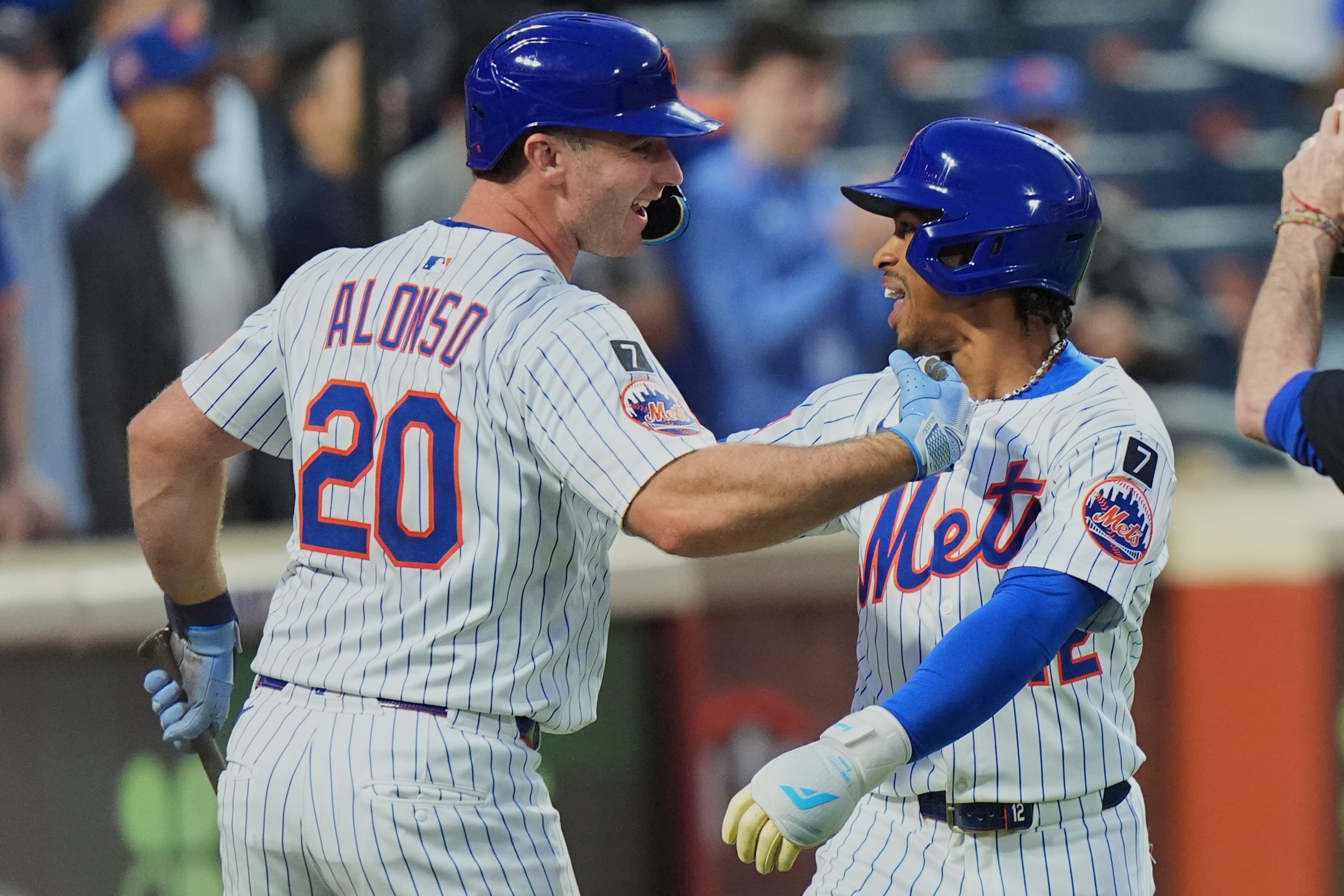 Francisco Lindor es felicitado por Pete Alonso a su llegada al plato, luego de pegar un jonrón de dos carreras en la victoria de los Mets ante Arizona.
