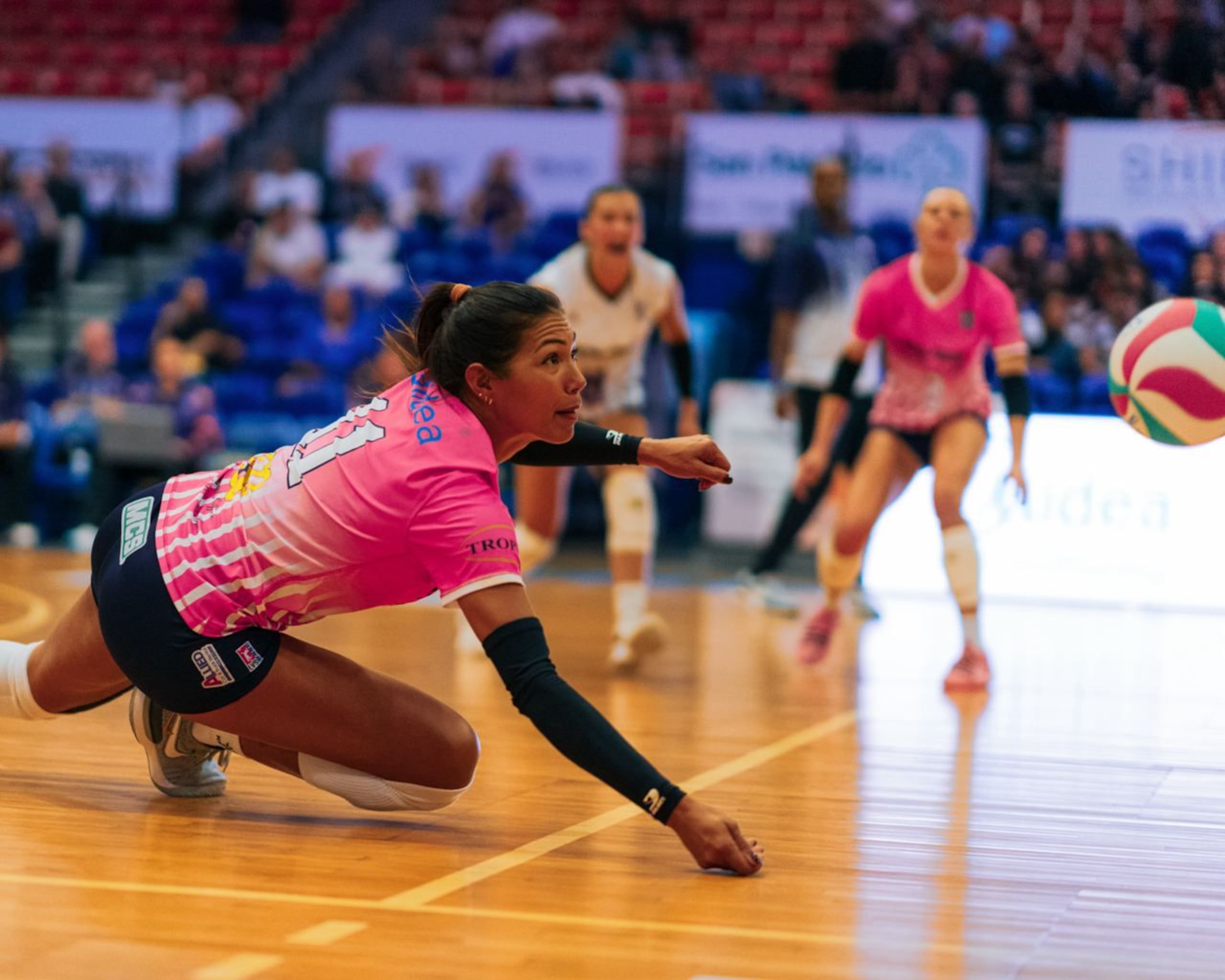 Karina Ocasio, de las Mets, levanta un balón.