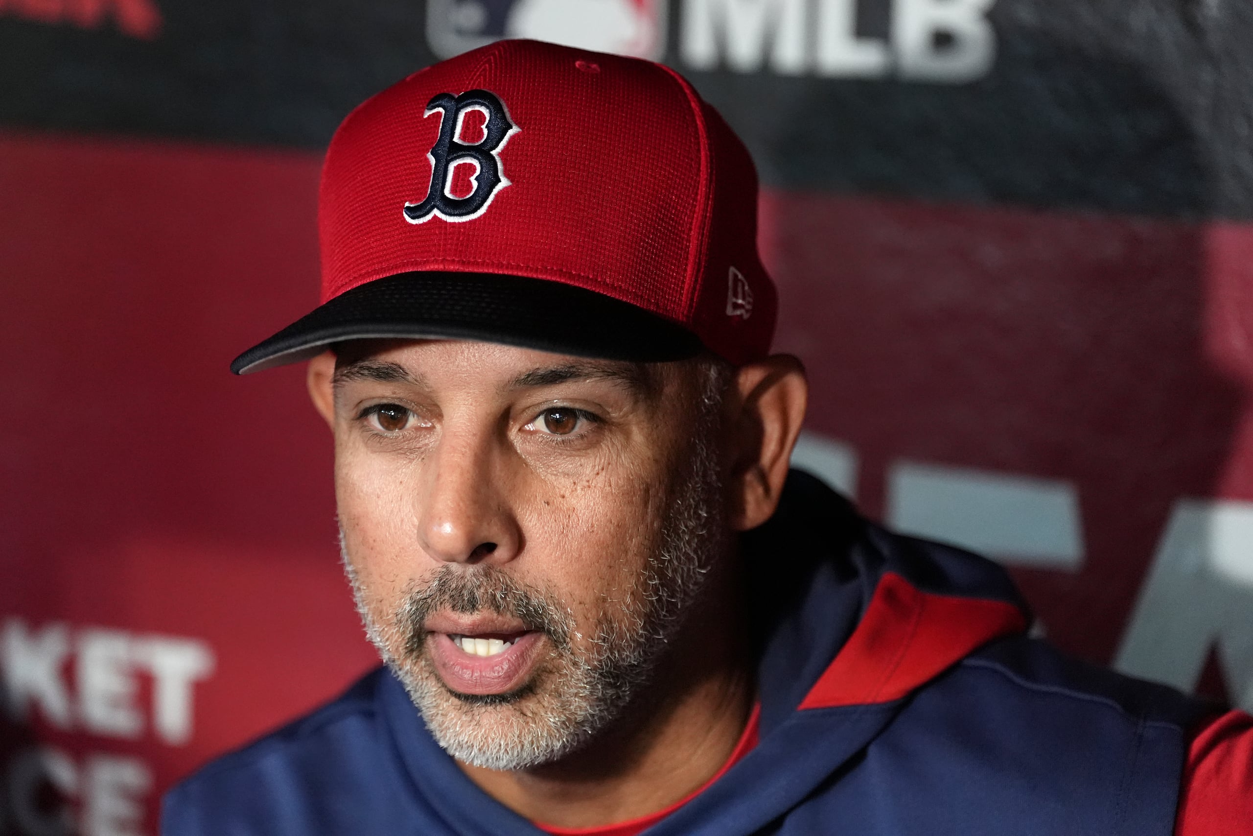 Alex Cora inició su carrera como dirigente con los red Sox de Boston en el 2018