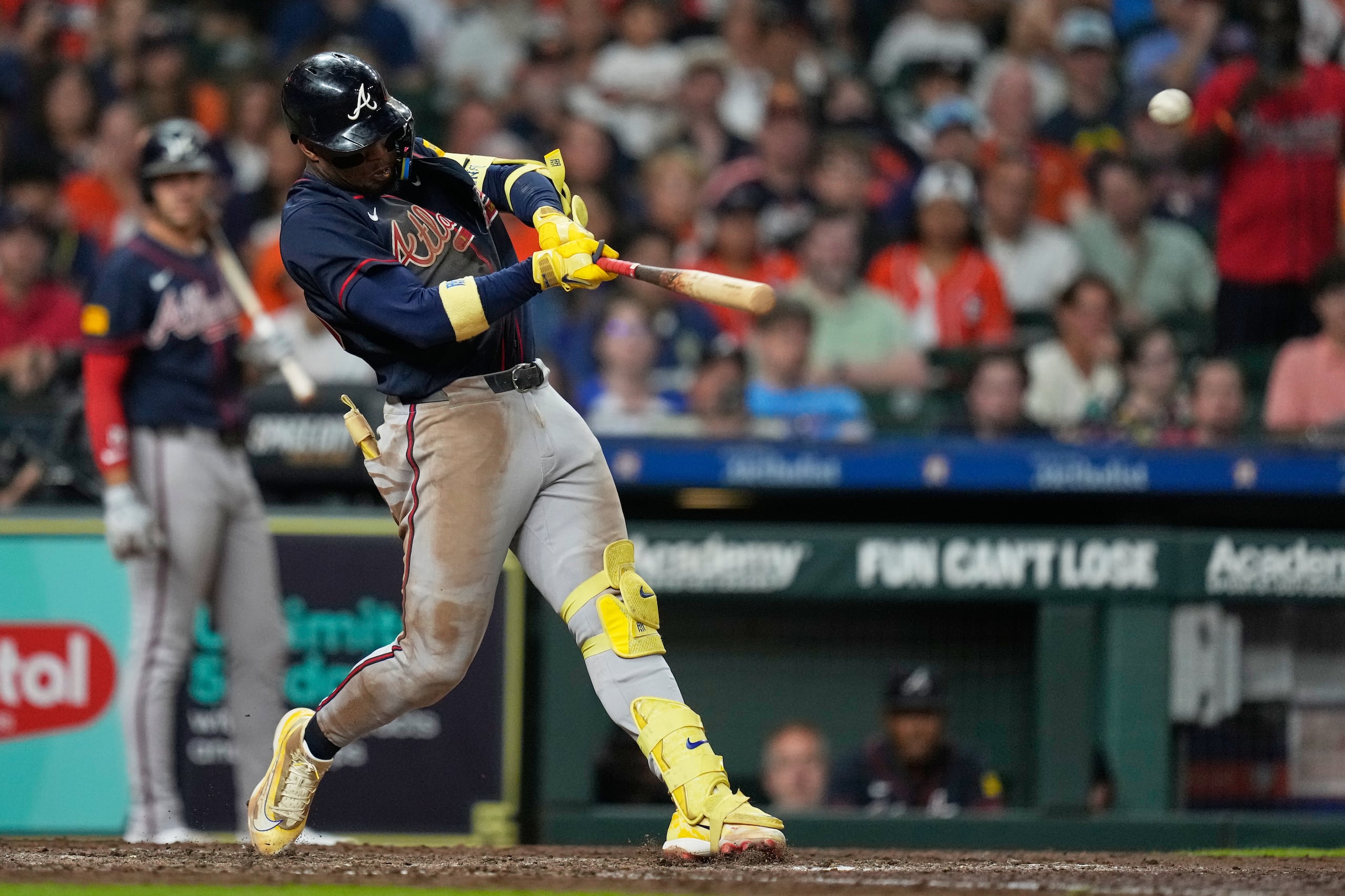 El pelotero de los Braves de Atlanta, Ronald Acuña Jr., conecta un grand slam.