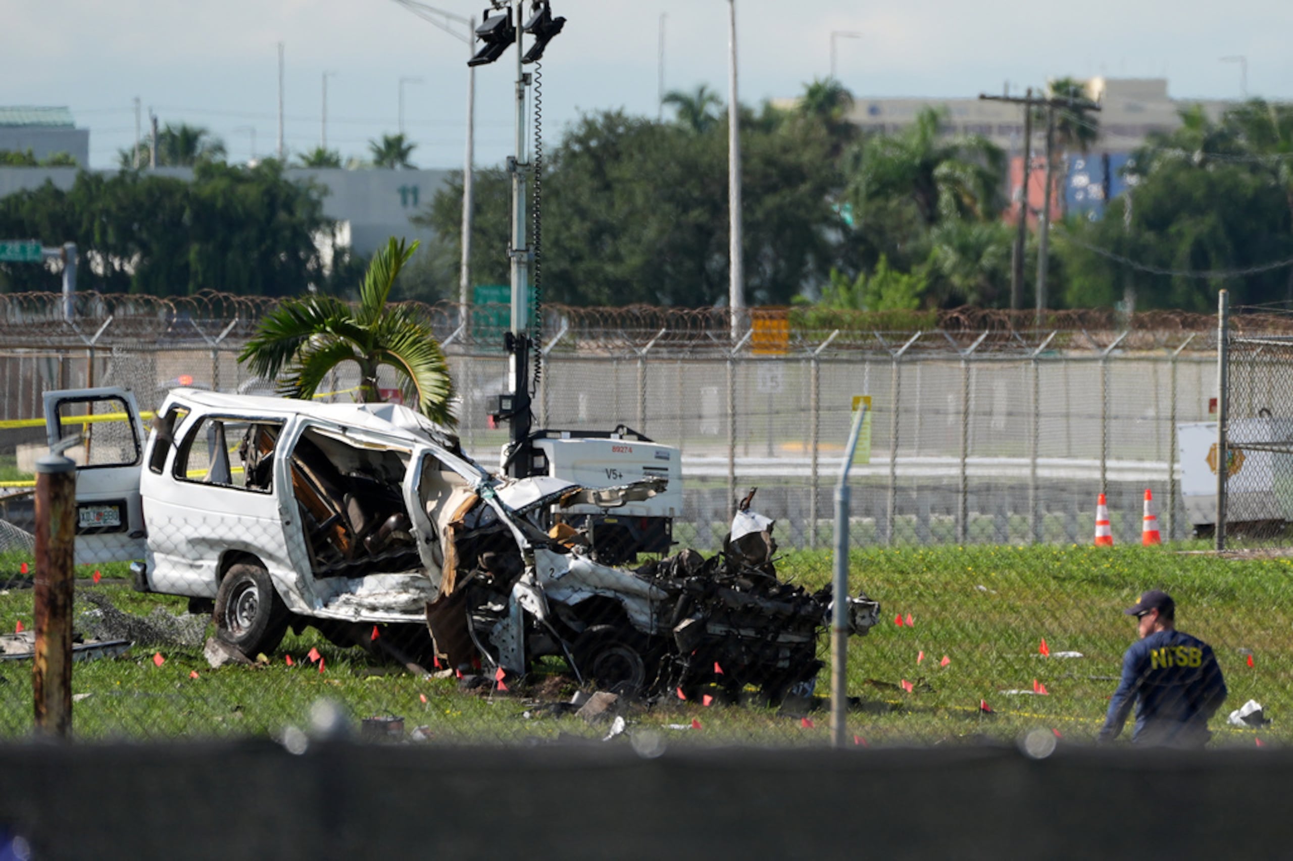 Guagua impactada por el avión de Amazon que se salió de la pista en el Aeropuerto Internacional de Miami.
