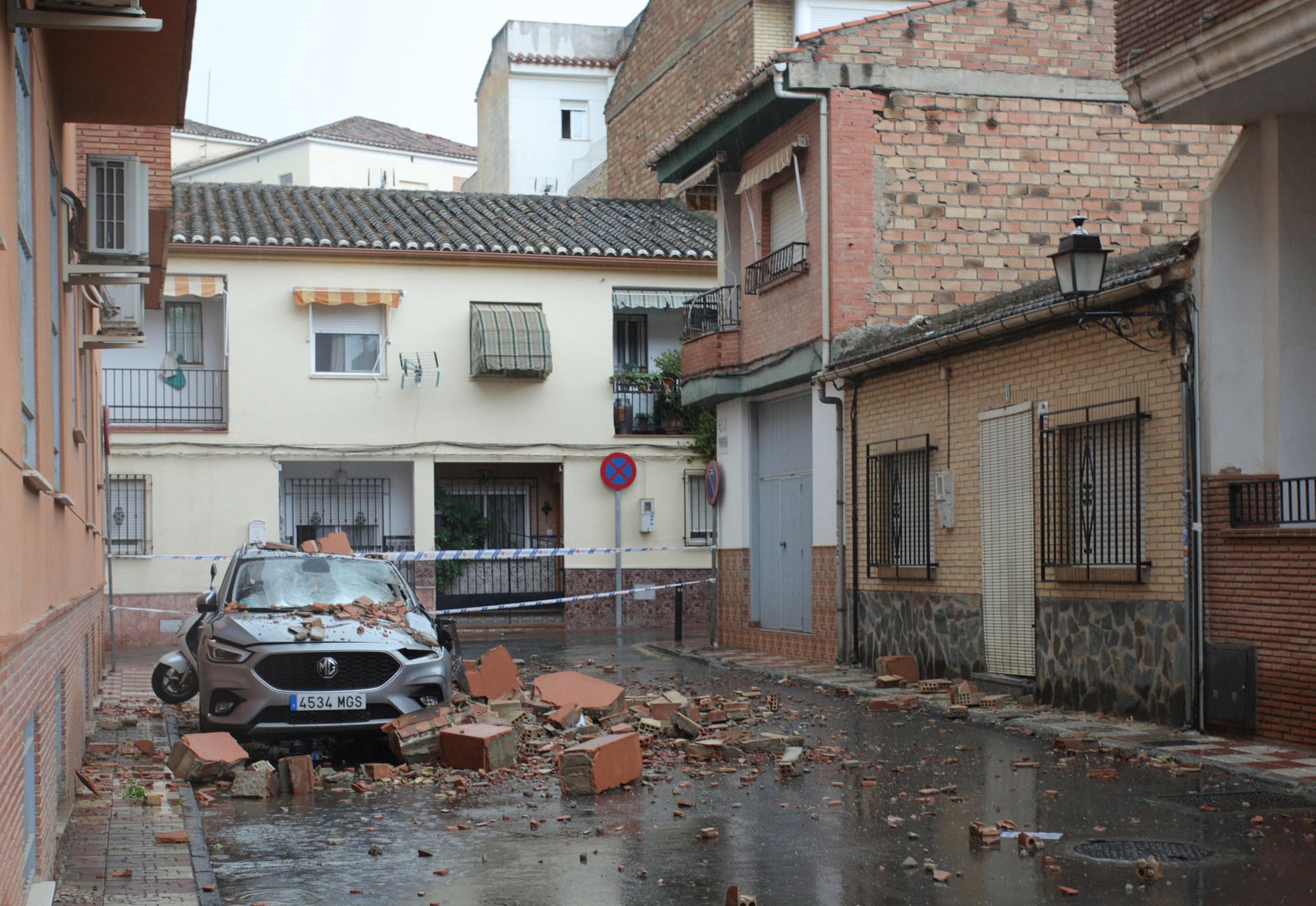 Vista de daños provocados por el terremoto este sábado, en Armilla (Granada).