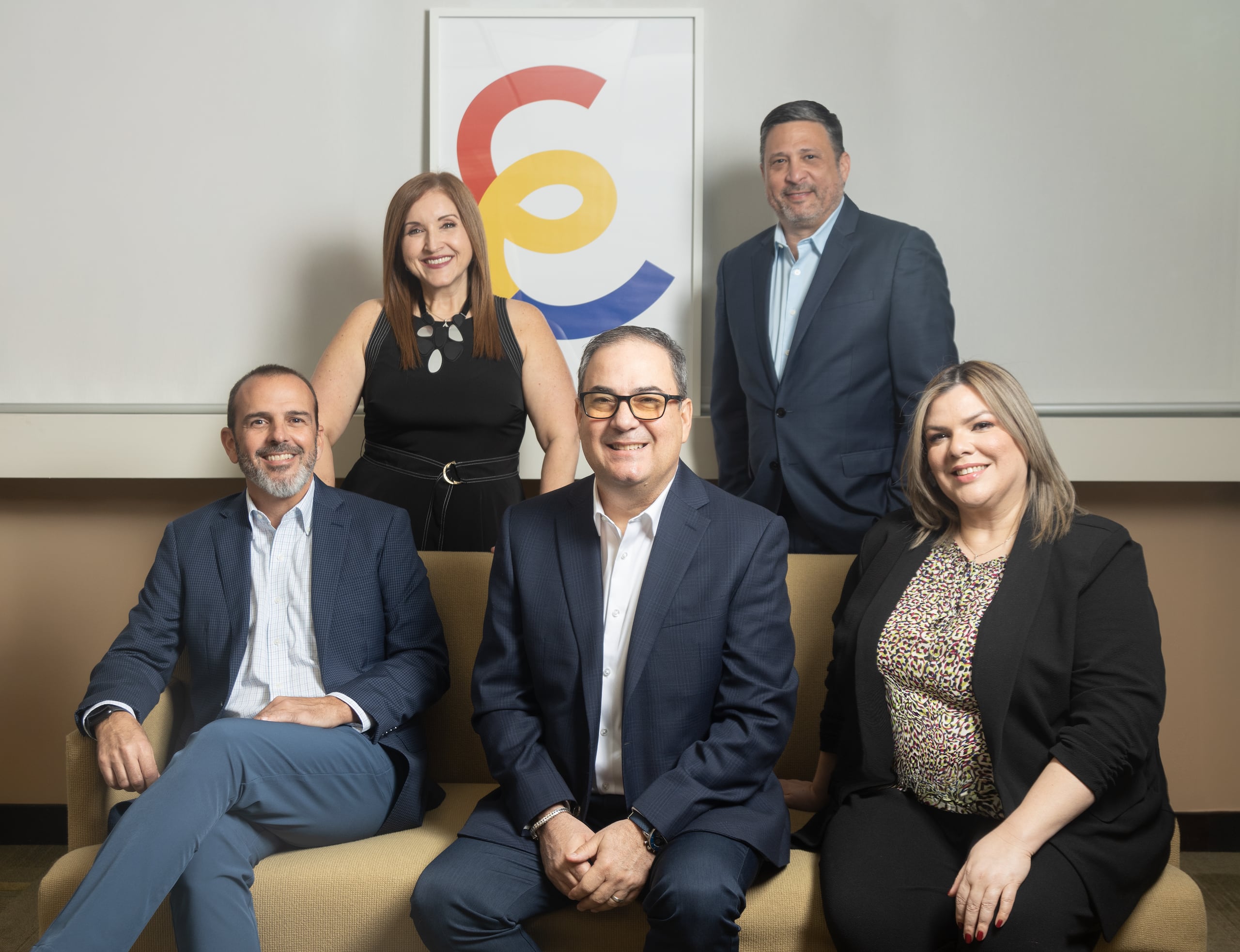 De izquierda a derecha al frente: Jan J. Cot, vicepresidente de Excelencia de Restaurantes; Humberto Rovira, presidente y principal oficial ejecutivo; y Arlene Marrero, vicepresidenta de Recursos Humanos; atrás, en el mismo orden: Ana Agrelot, vicepresidenta y principal oficial de mercadeo; y Joel Caro, vicepresidente y principal oficial financiero.