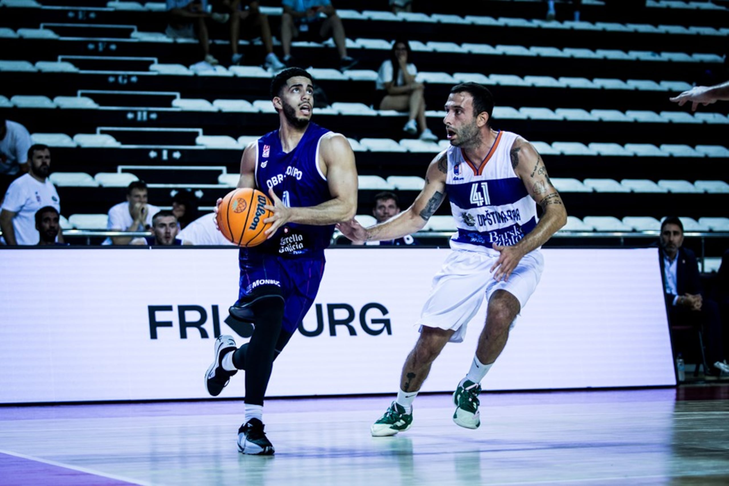 Jordan Howard, con el balón, pertenece al club Obradoiro en España.