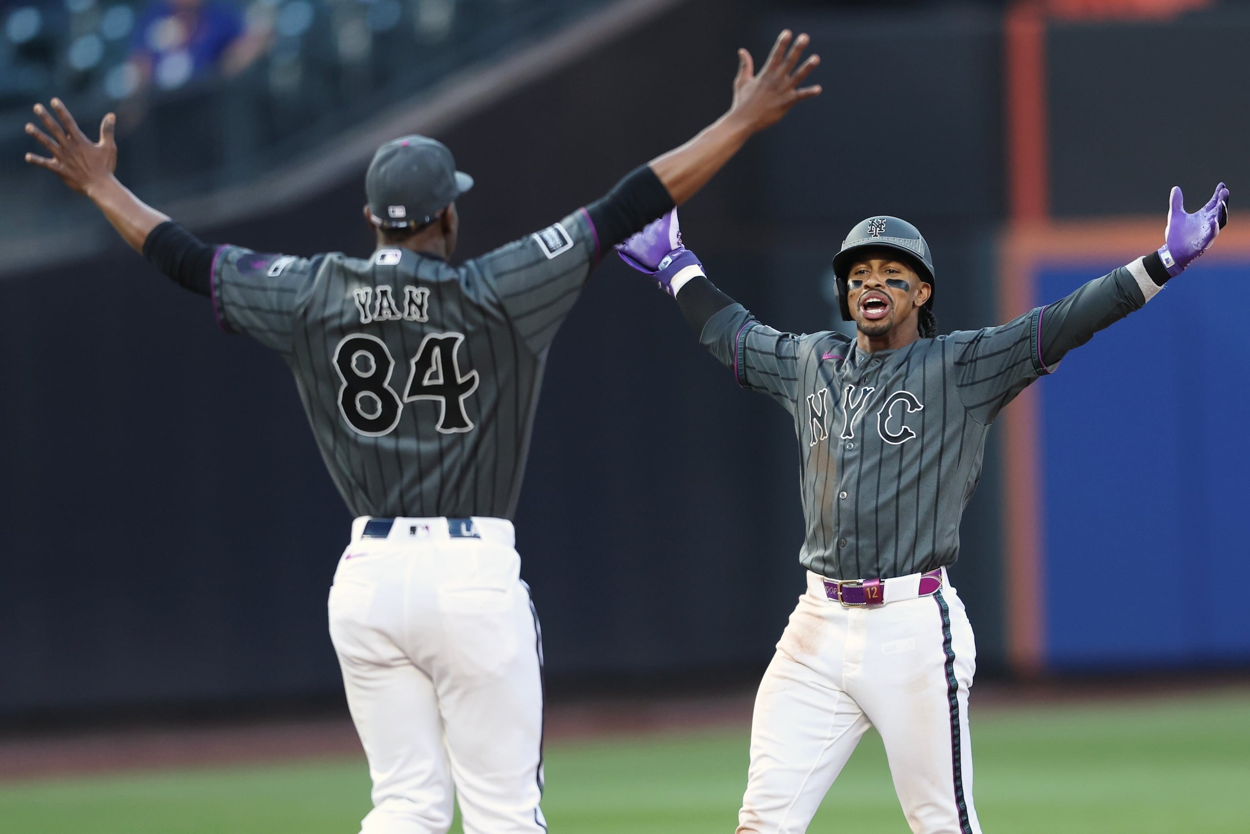 Francisco Lindor, de los Mets de Nueva York, celebra con el lanzador Jefry Yan el sencillo ganador frente a los Nationals de Washington.