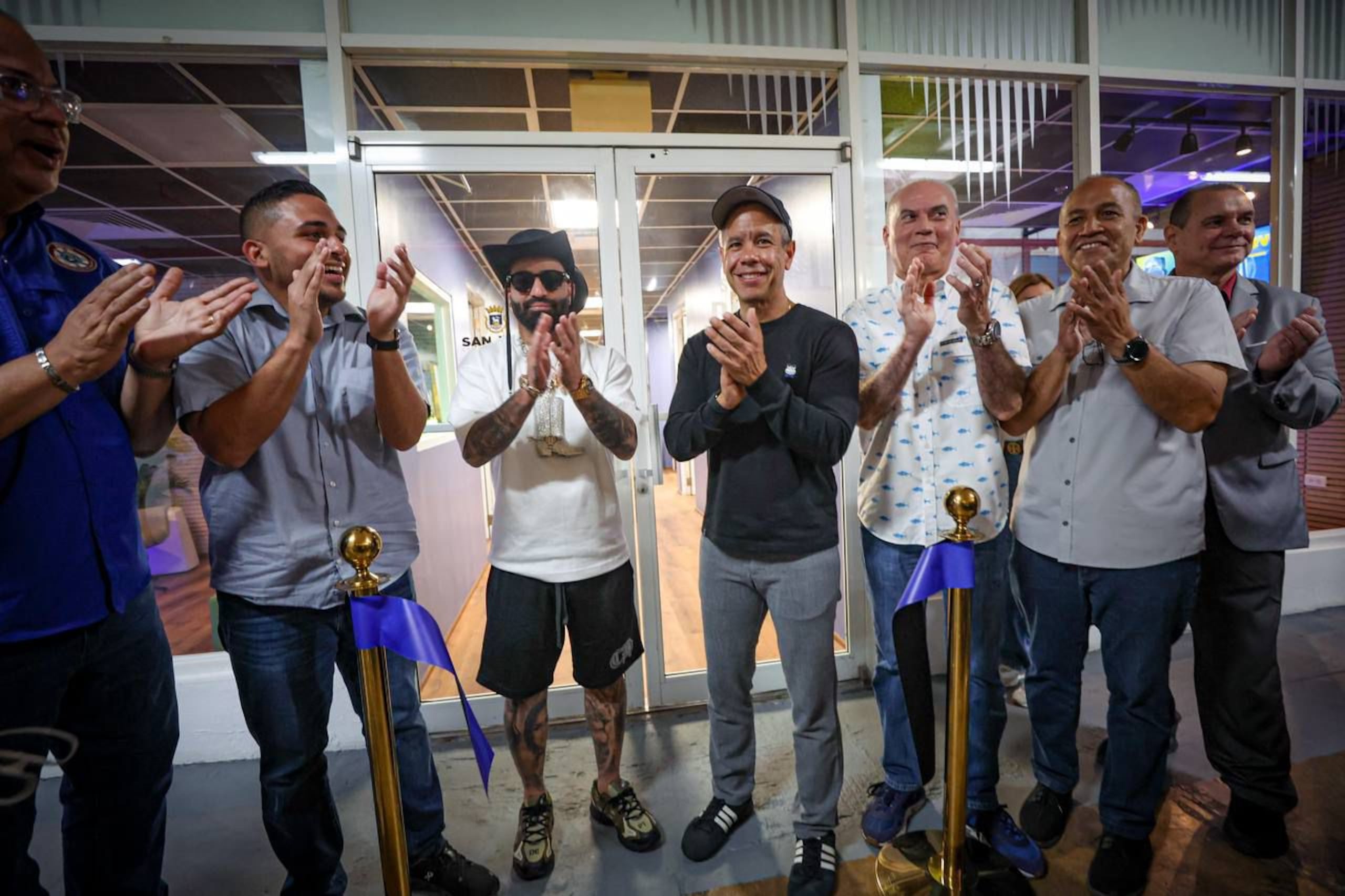 Arcángel y Miguel Romero abren las puertas al espacio que busca fomentar el desarrollo creativo en la juventud sanjuanera y dar acceso a la industria musical a los puertorriqueños.