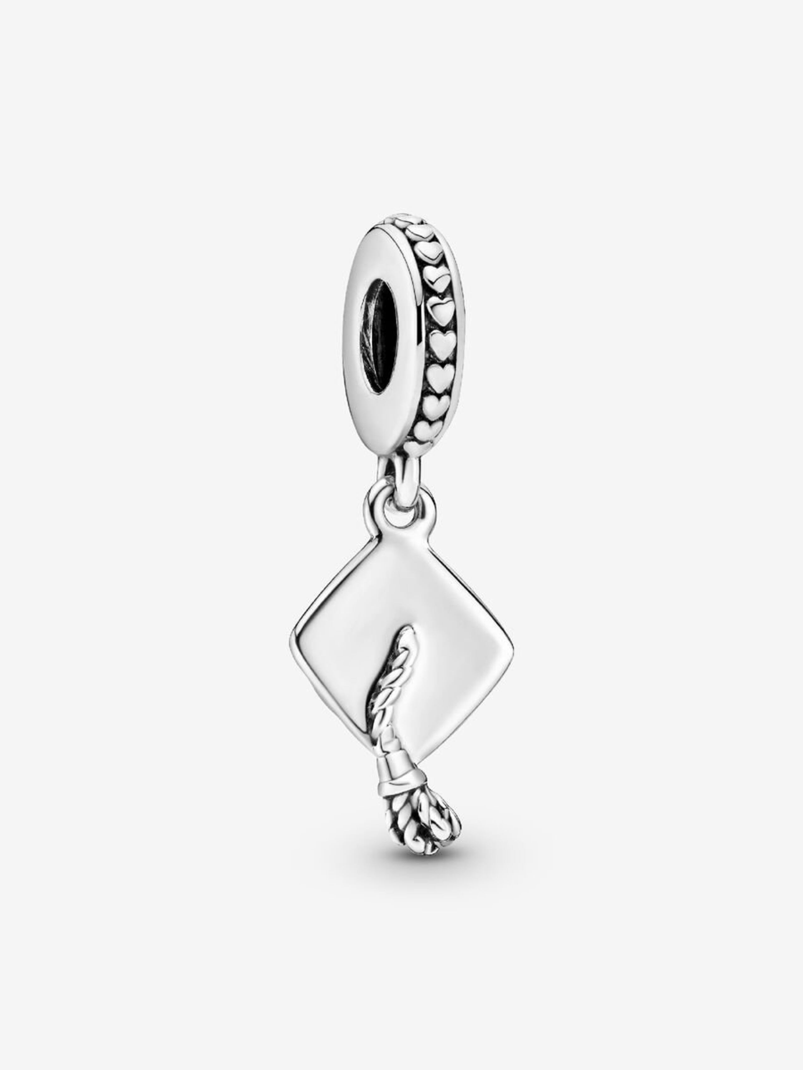 Pandora cuenta con dijes que conmemoran este momento tan trascendental. Puedes seleccionar entre el charm con motivo de birrete, el del año de graduación o ambos. Los encontrarás en diversos metales y son fáciles de combinar con cadenas o pulseras que la persona ya tenga.