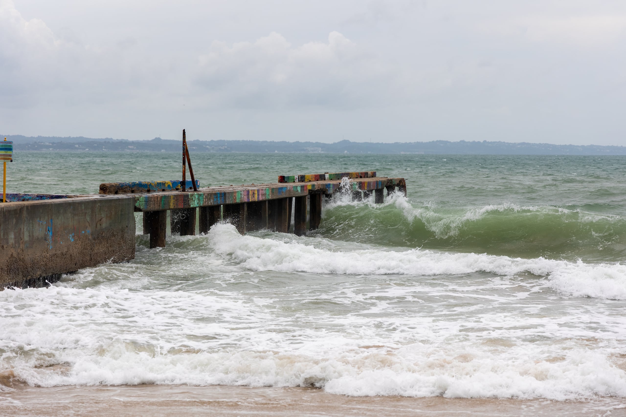 Efecto de marejadas en la playa Crashboat en Aguadilla. (Archivo / GFR Media)