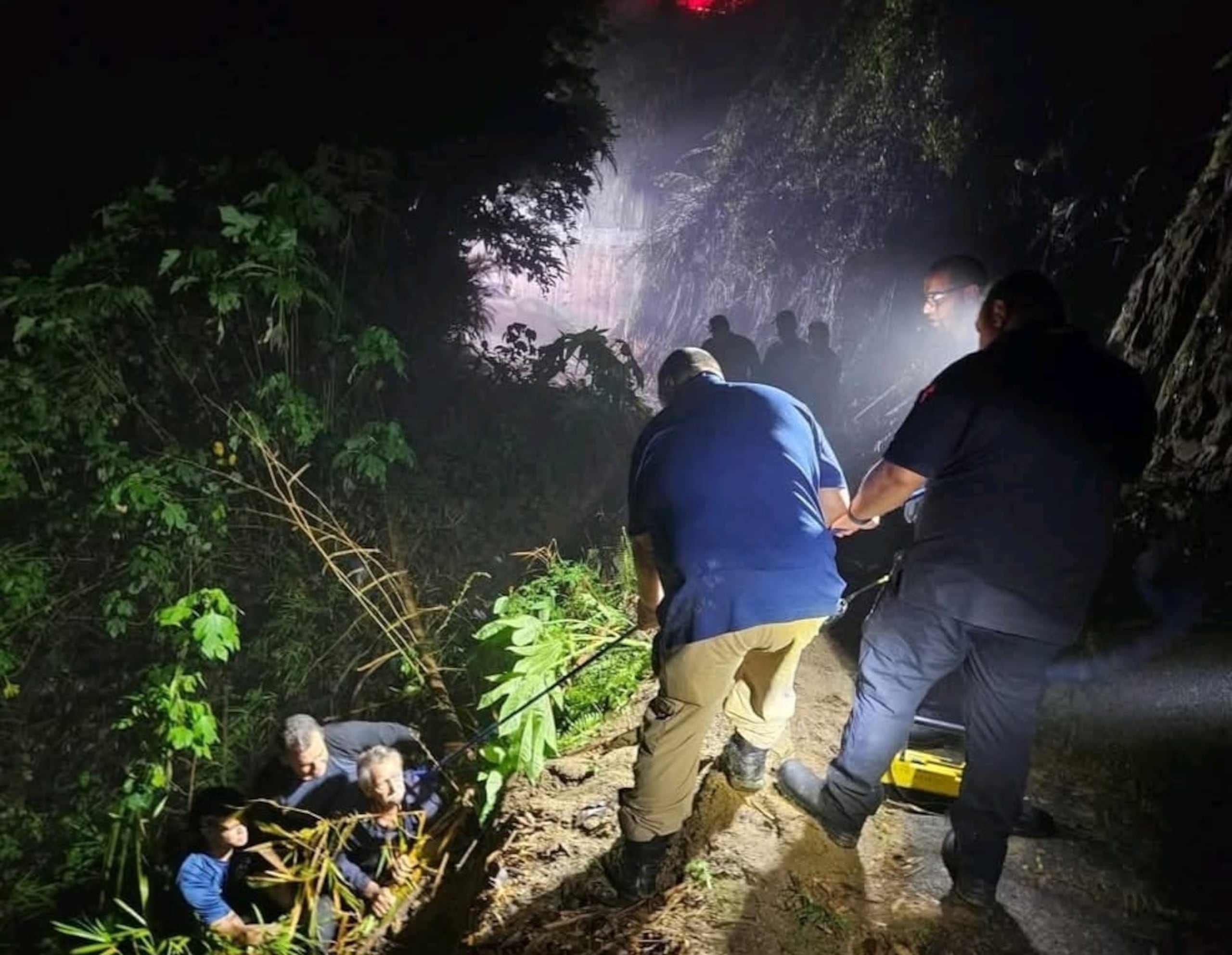 Un peatón de 81 años, fue rescatado a salvo tras caer por un barranco en el barrio Sabana Grande, en Utuado.