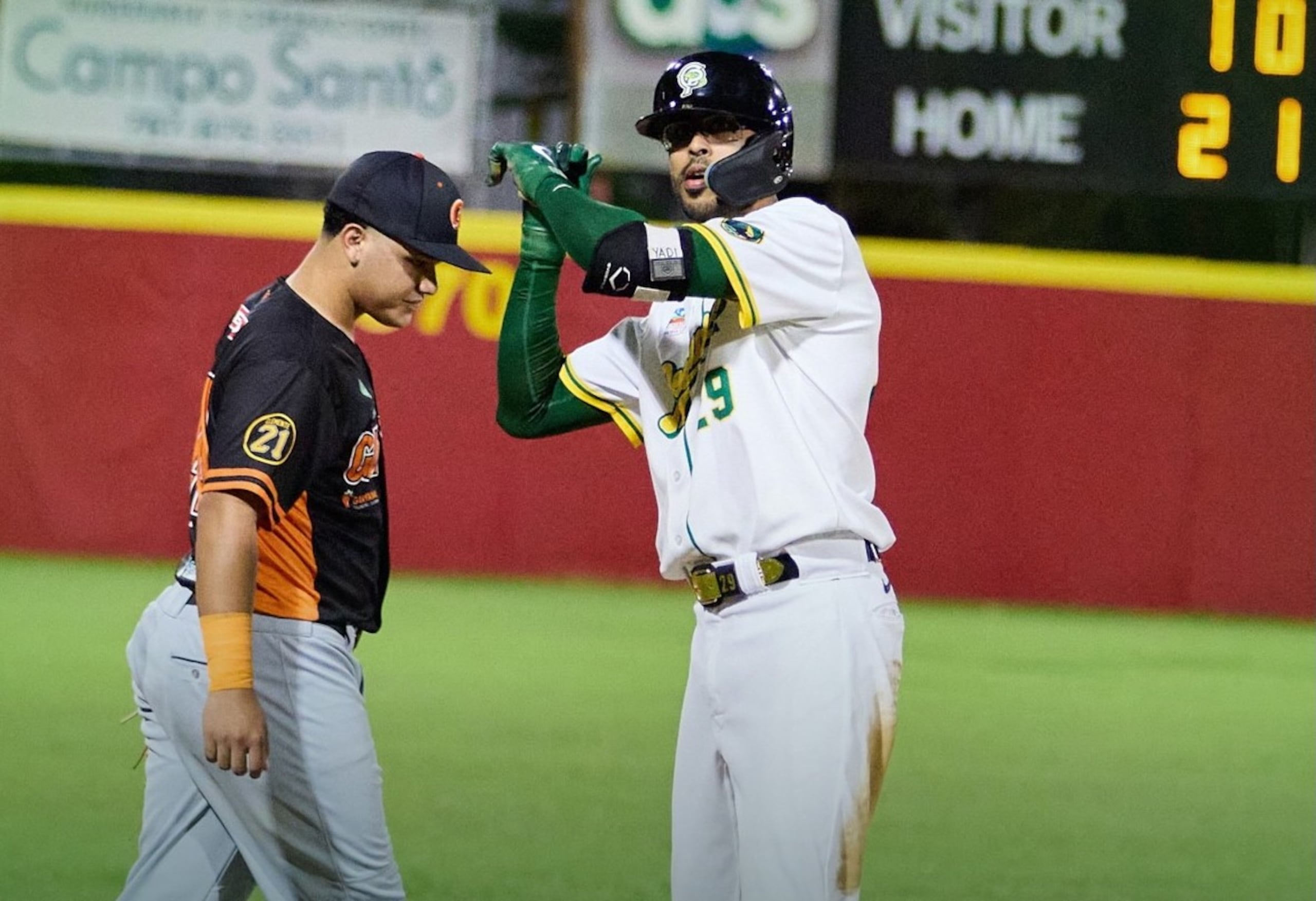 Yadiel Rivera celebra un batazo en el triunfo de los Pescadores del Plata.