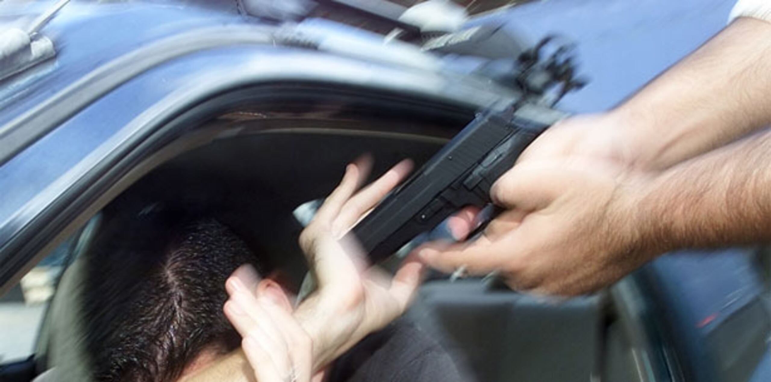 Cuatro adolescentes de 15 años y un joven de 18 años serán procesados en los próximos días por supuestamente participar el domingo en un carjacking en que le llevaron un auto Mercedes Benz a una mujer. (Archivo)