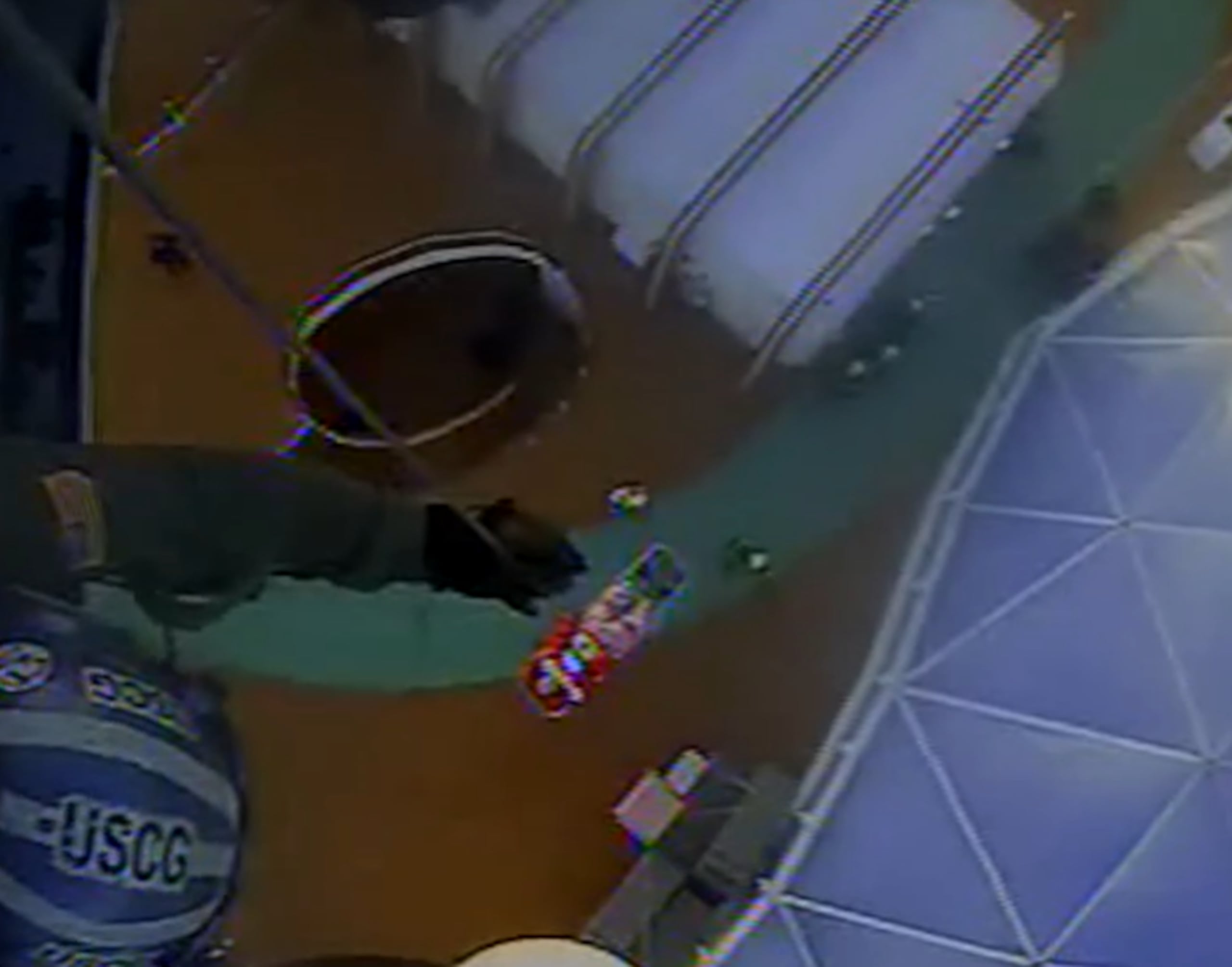 Se utilizó una camilla de rescate para subir al paciente y una canasta de rescate para trasladar a su esposa.