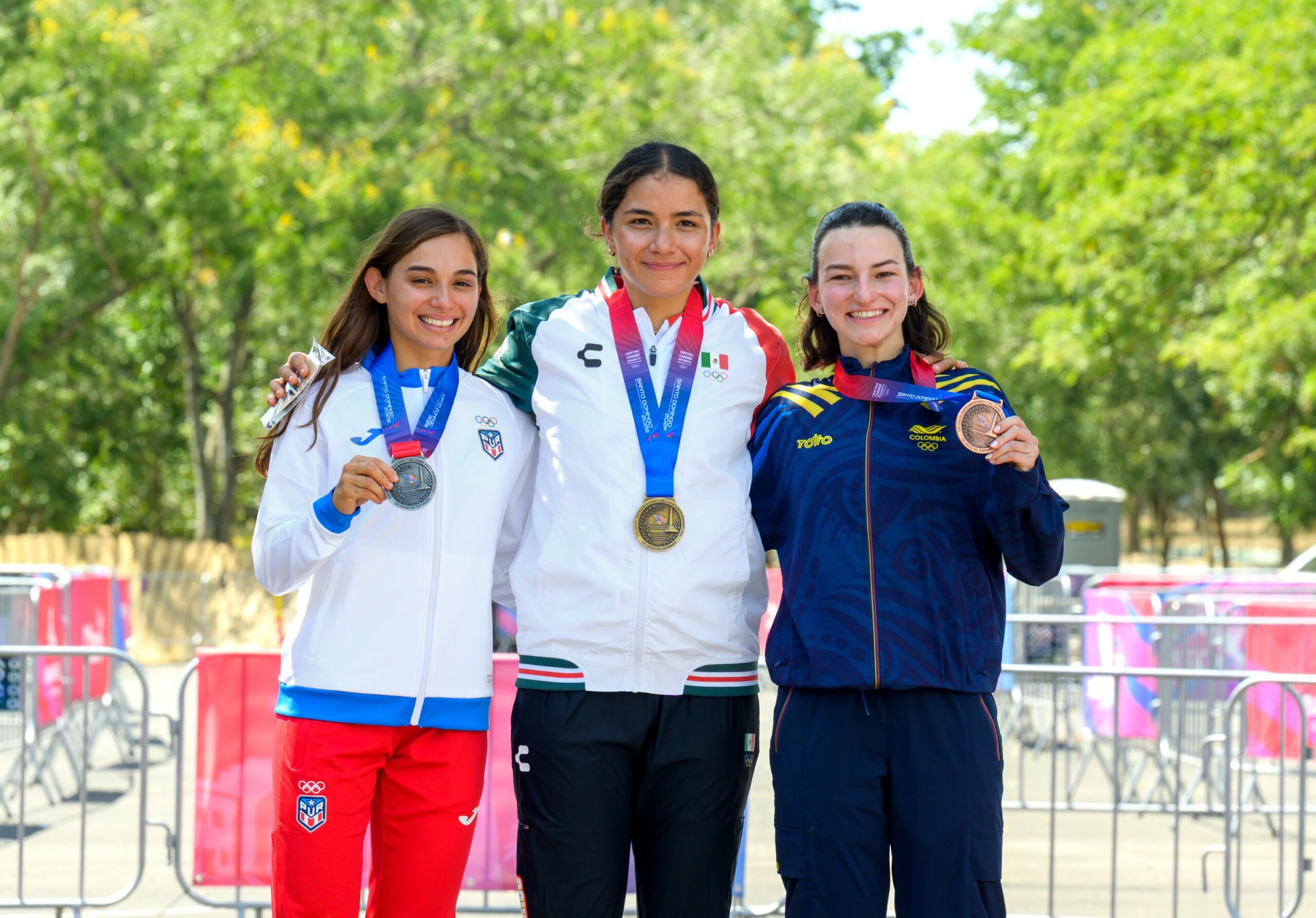 Imagen de la cobertura de: Suheily Rodríguez gana plata en ciclismo MTB y Ruth Jiménez y Paola Rodríguez suman bronces en Santo Domingo