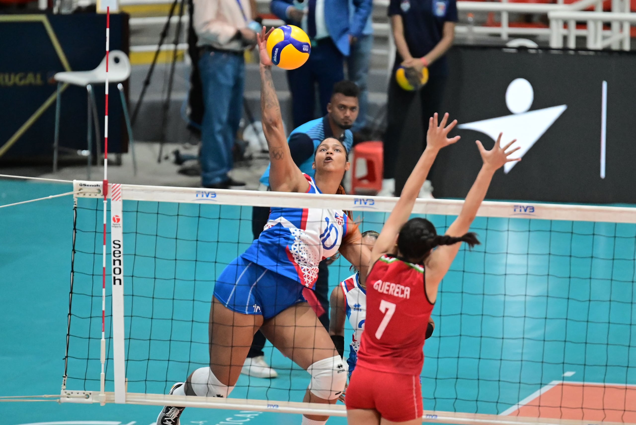 La central boricua Diana Reyes ataca cruzado por la posición 2 ante México en el partido por la medalla de bronce del torneo Final Six de Norceca.