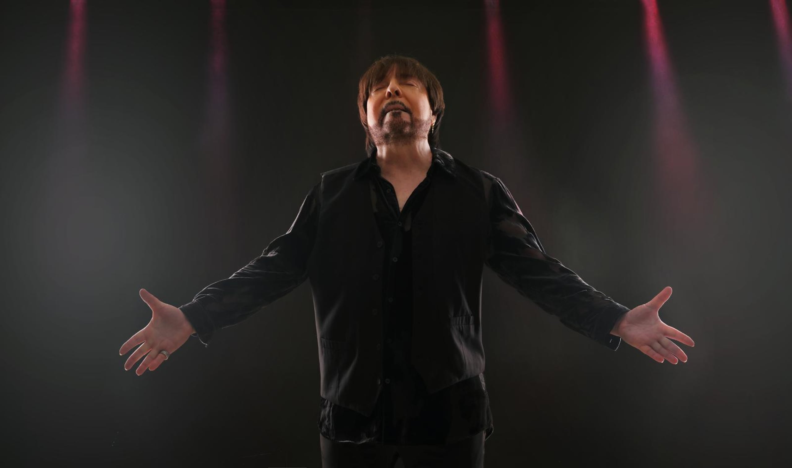Lou Briel asegura que su concierto llevará su repertorio musical a una experiencia elevada para la fanaticada.