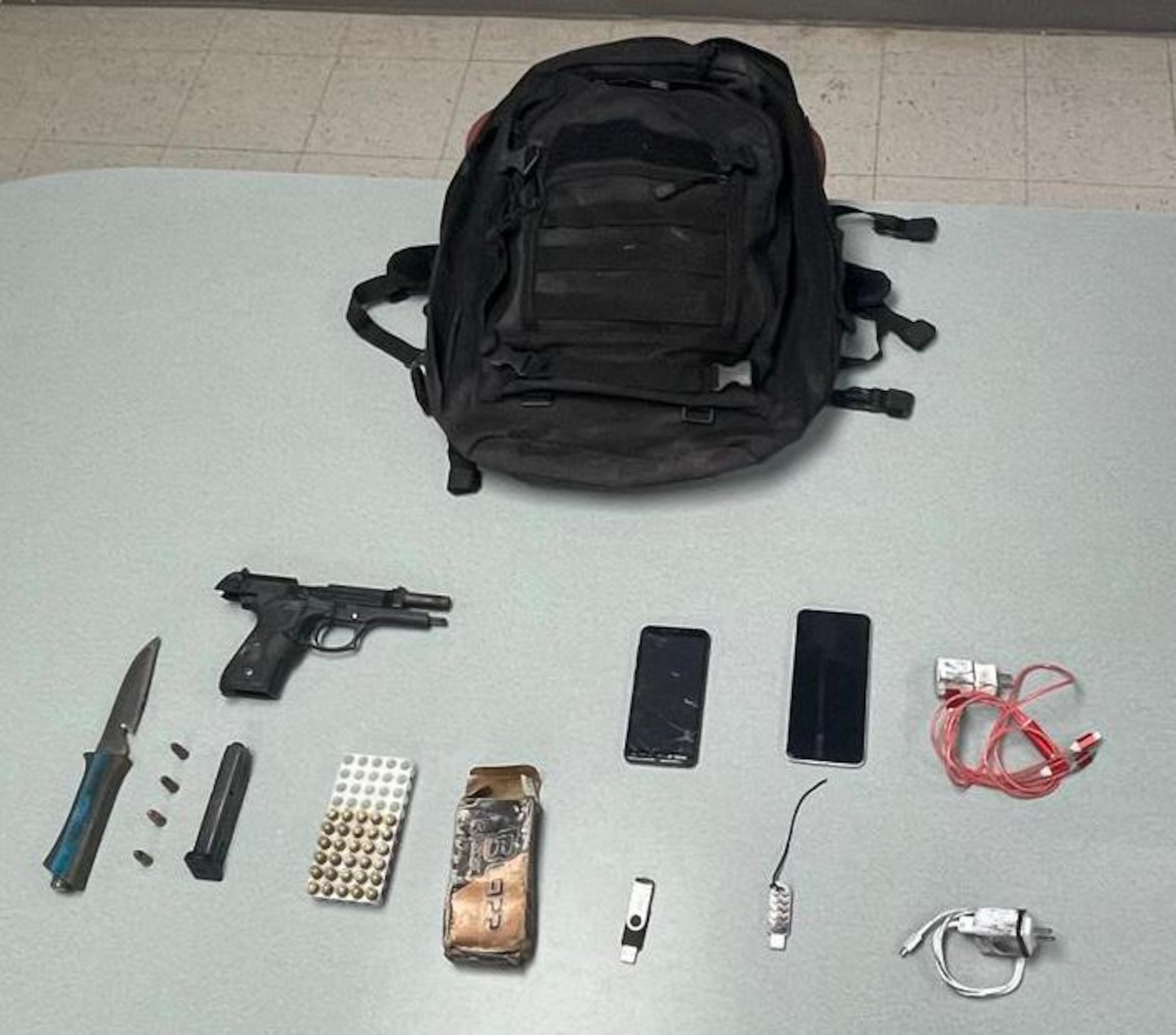 Artículos encontrados en la vaquería en Lajas.