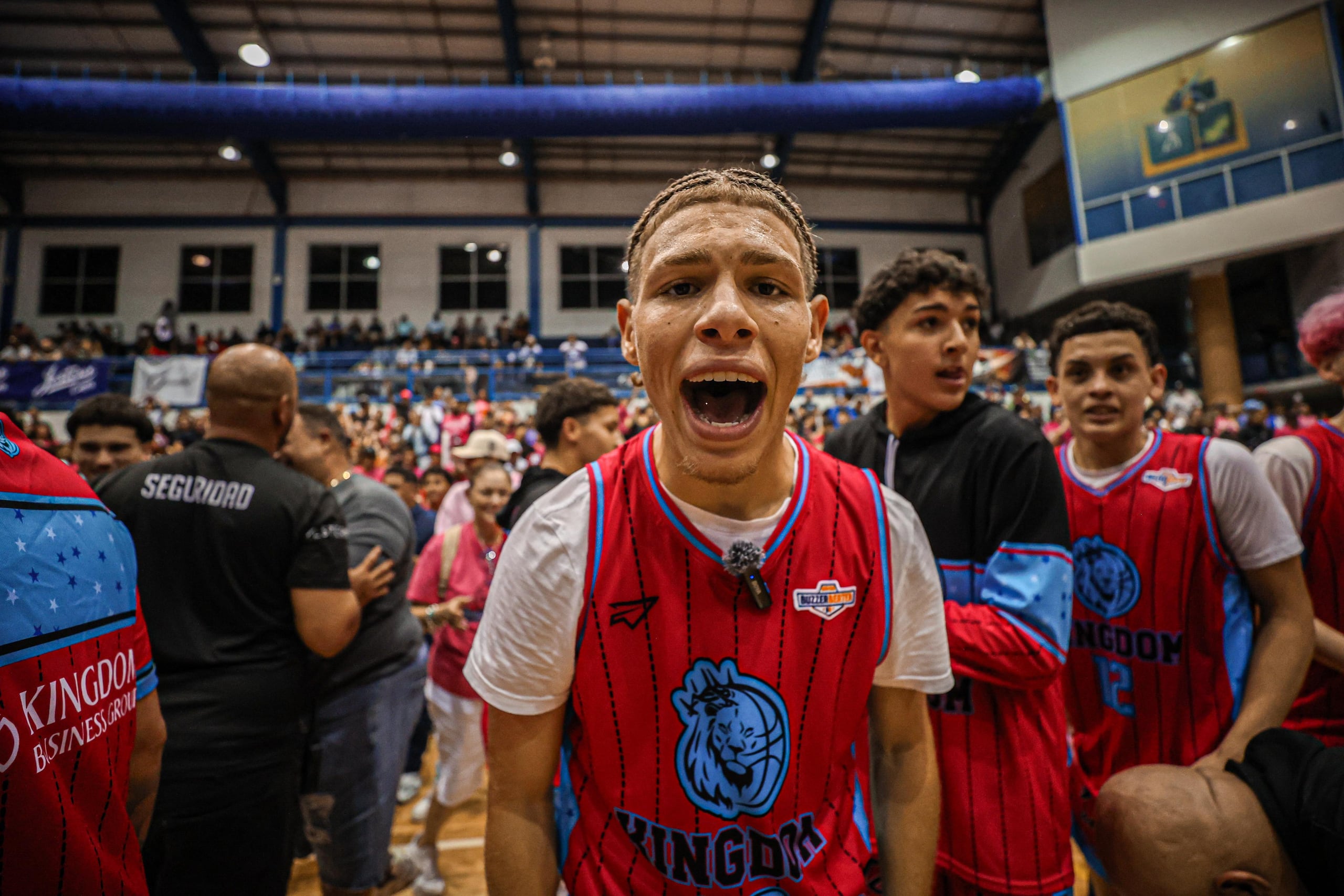 Jugadores de Kingdom celebran el pase a la final luego de superar al favorecido, la Academia Cristiana Cohélet de Las Piedras.