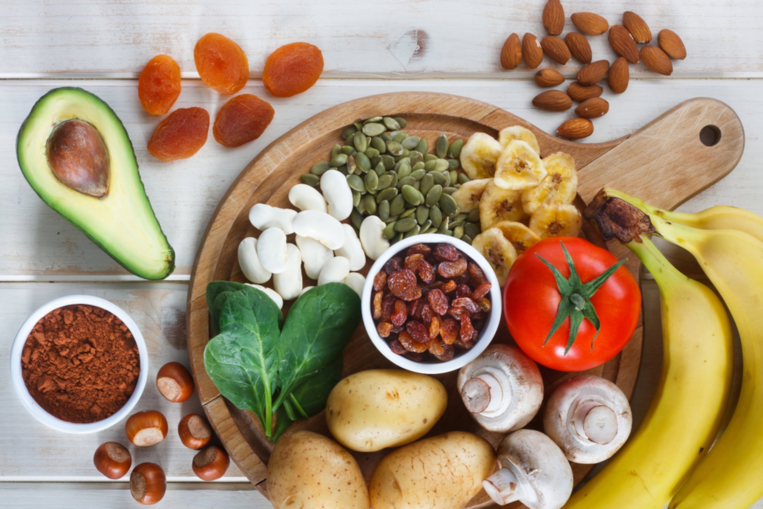 Mantener una dieta adecuada es vital en cualquier condición médica y, en el caso de la población renal, el manejo del potasio cobra una importancia aun mayor a los riesgos asociados tanto con los niveles altos como bajos de este mineral.