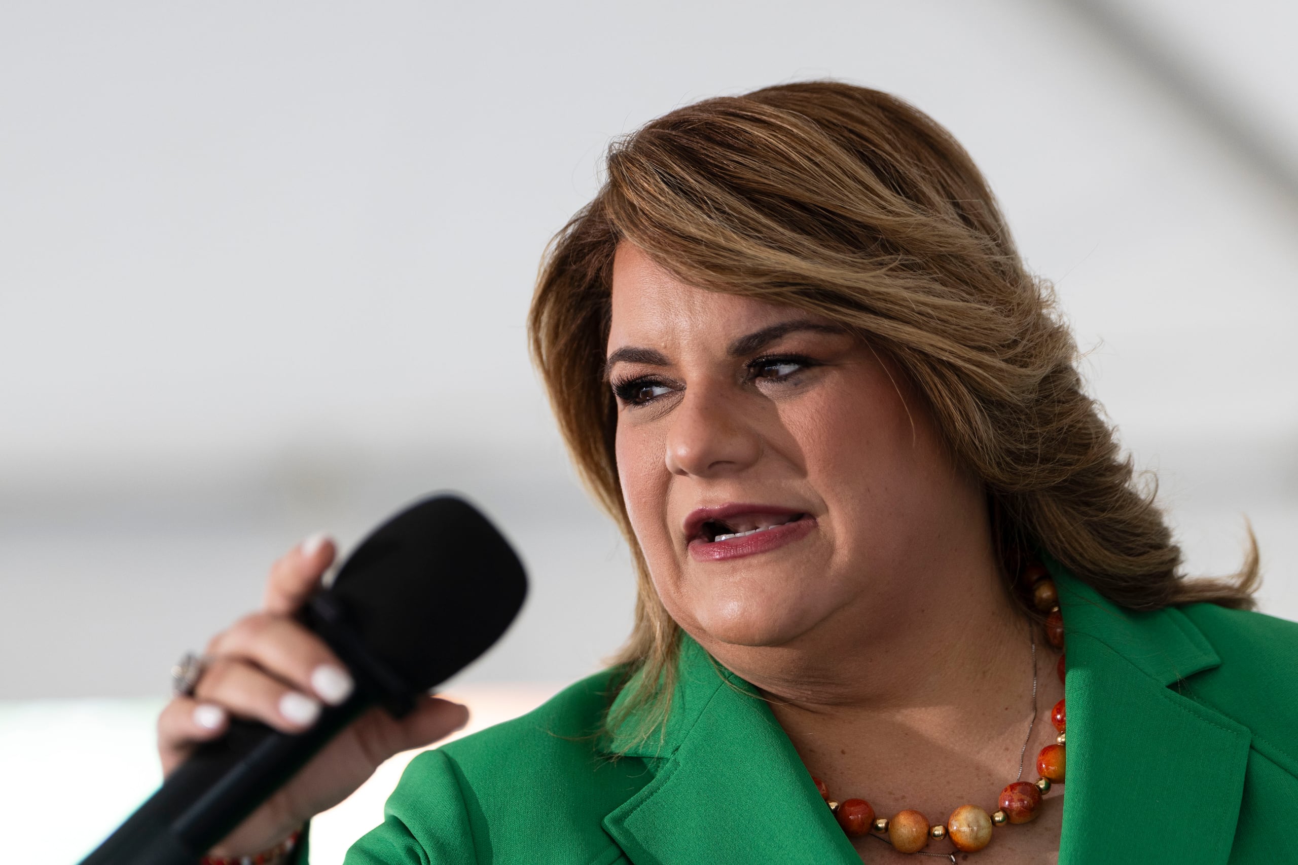 Este clima de desconfianza, según opinaron los investigadores, “coincide con una baja aprobación” de la gobernadora de Puerto Rico, Jenniffer González, quien solo contó con el apoyo del 13% de los encuestados, mientras que el 63% indicó que desaprueba su desempeño.