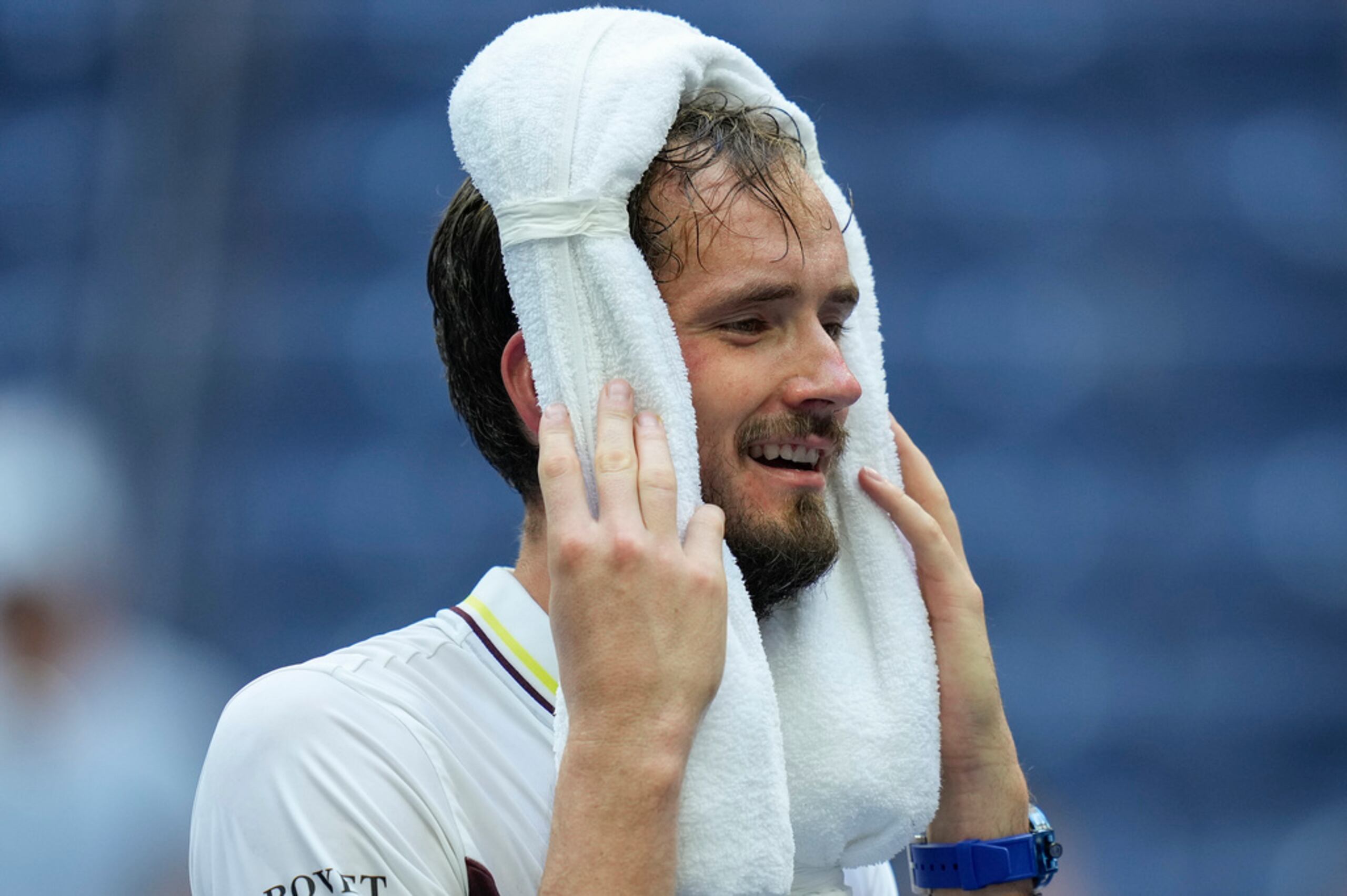 El ruso Daniil Medvedev se refresca tras derrotar a su compatriota Andrey Rublev en los cuartos de final del US Open.