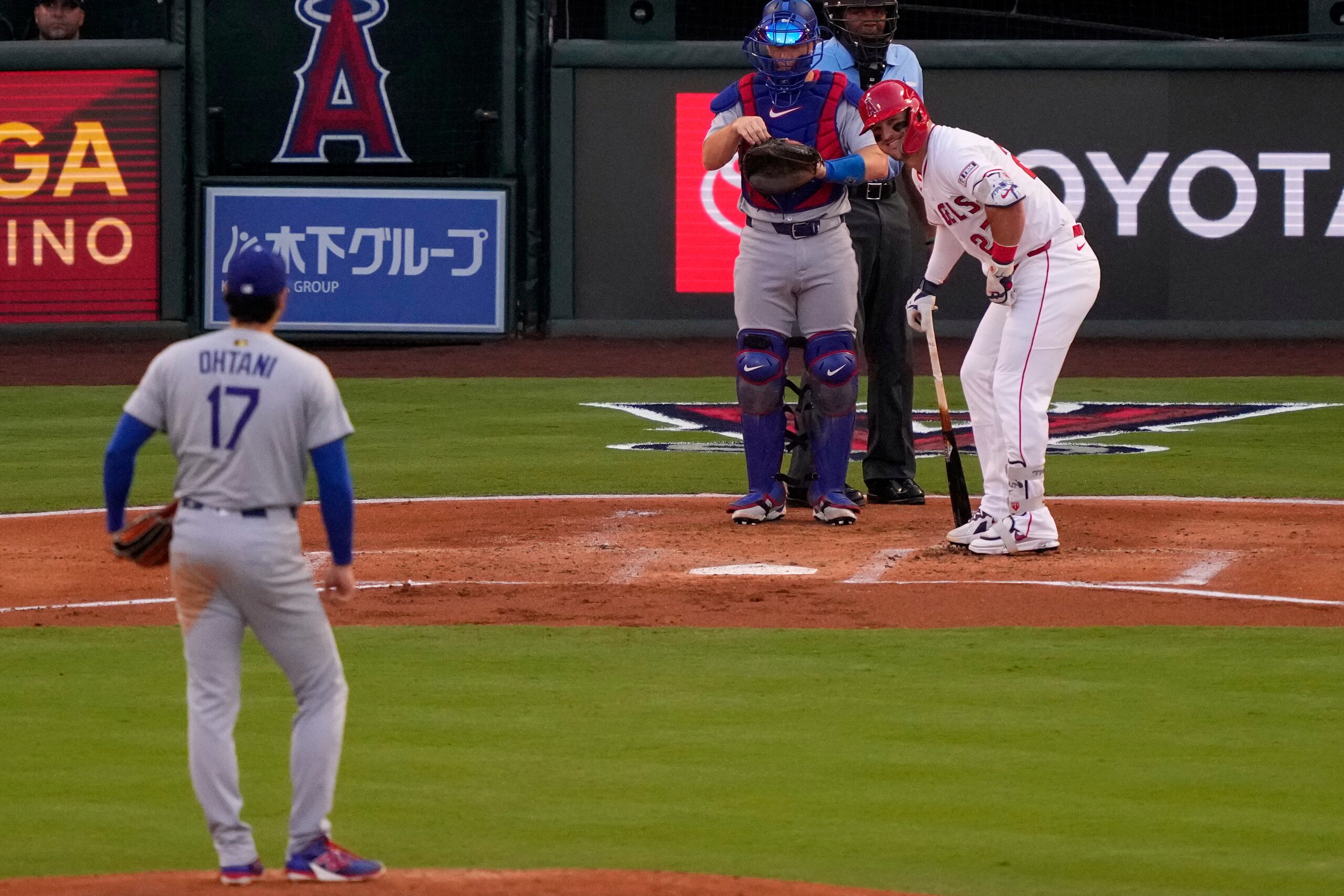 Mike Trout sonríe mirando a Shohei Ohtani cuando le tocó enfrentarlo por primera vez anoche. El japonés lo ponchó dos veces en el partido.