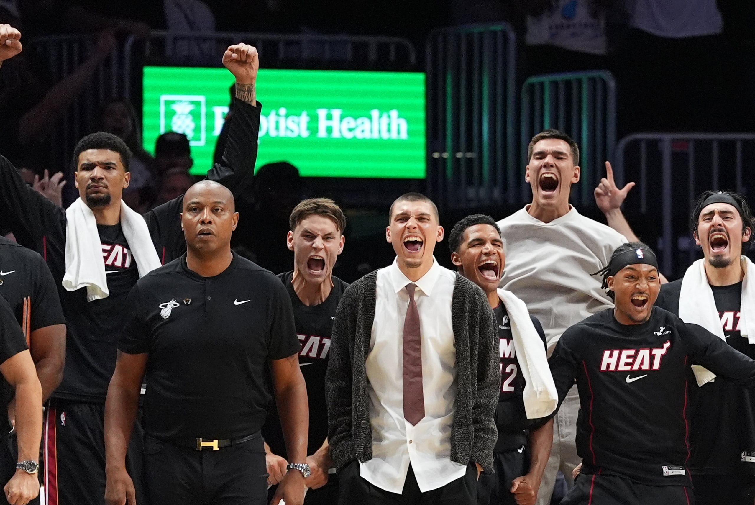 Jugadores del Heat de Miami, incluido el escolta lesionado Tyler Herro, al centro, reaccionan a una canasta durante los minutos finales de un juego de baloncesto de la NBA contra los Knicks de Nueva York, el domingo 26 de octubre de 2025.