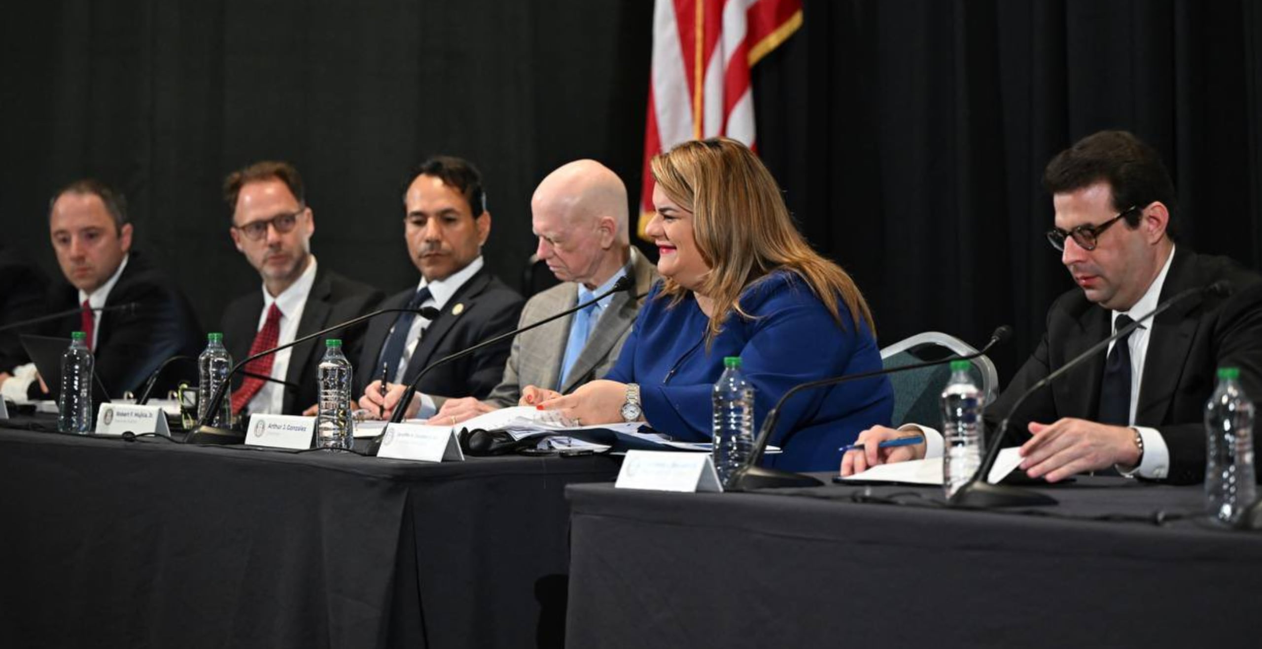 La gobernadora Jenniffer González participó en la primera reunión pública de su mandato.