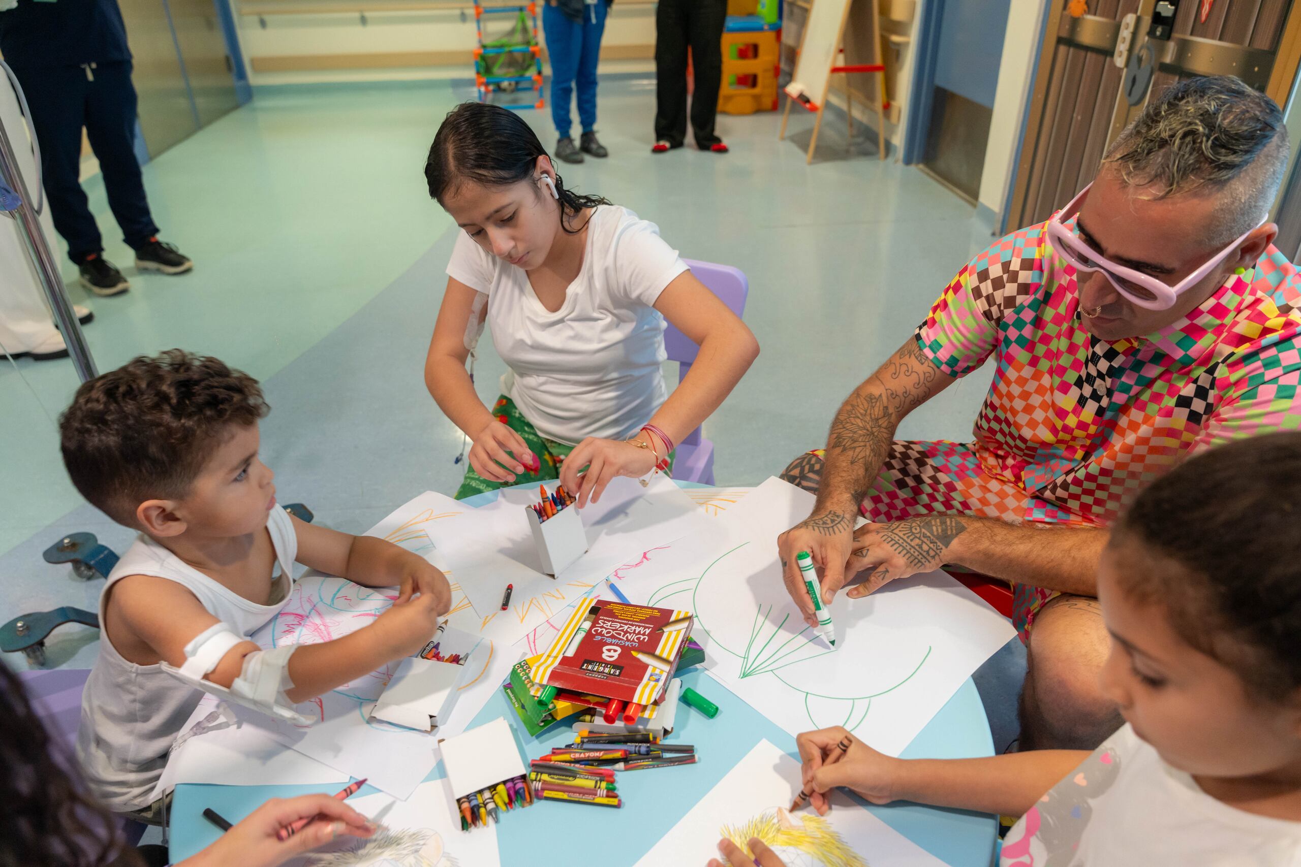 “Me he convertido en un niño de nuevo”, dijo Okuda San Miguel, quien compartió con los pacientes.