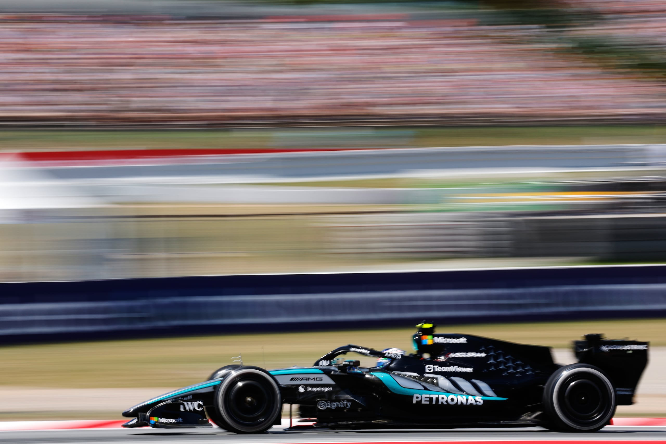 El italiano Andrea Kimi Antonelli, de la escudería Mercedes, conduce su auto en el Gran Premio de Barcelona-Catalunya.